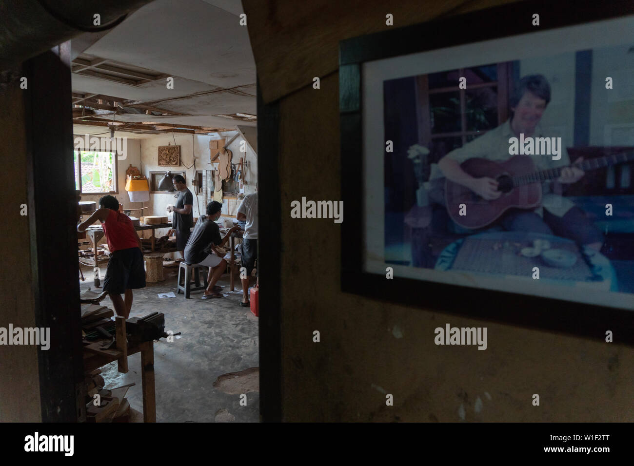 GIANYAR,BALI/INDONESIA-30 MAGGIO 2019: la chitarra artigiani stanno lavorando per rendere le chitarre in una chitarra classica officina di proprietà di I Wayan Tuges in Guwang Foto Stock