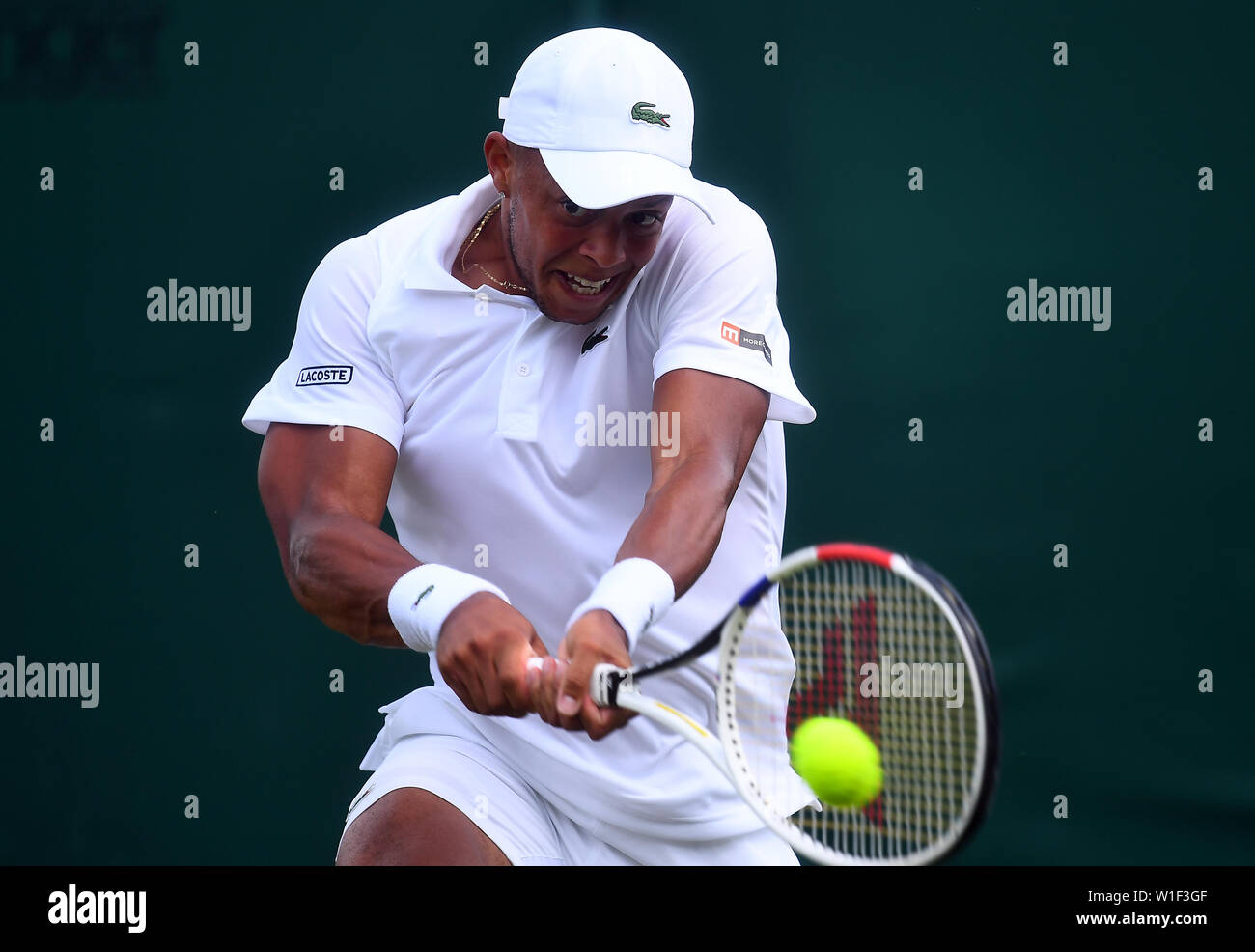 Jay Clarke in azione il giorno due dei campionati di Wimbledon al All England Lawn Tennis e Croquet Club, Wimbledon. Foto Stock