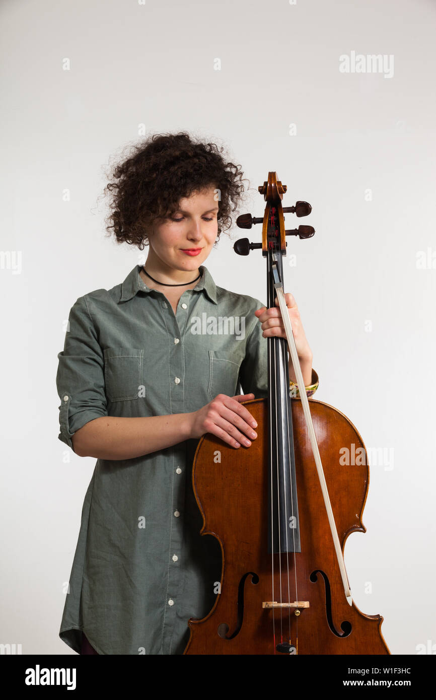 Ritratto studio musicista con il suo strumento musicale. Anno 2017 Foto Stock