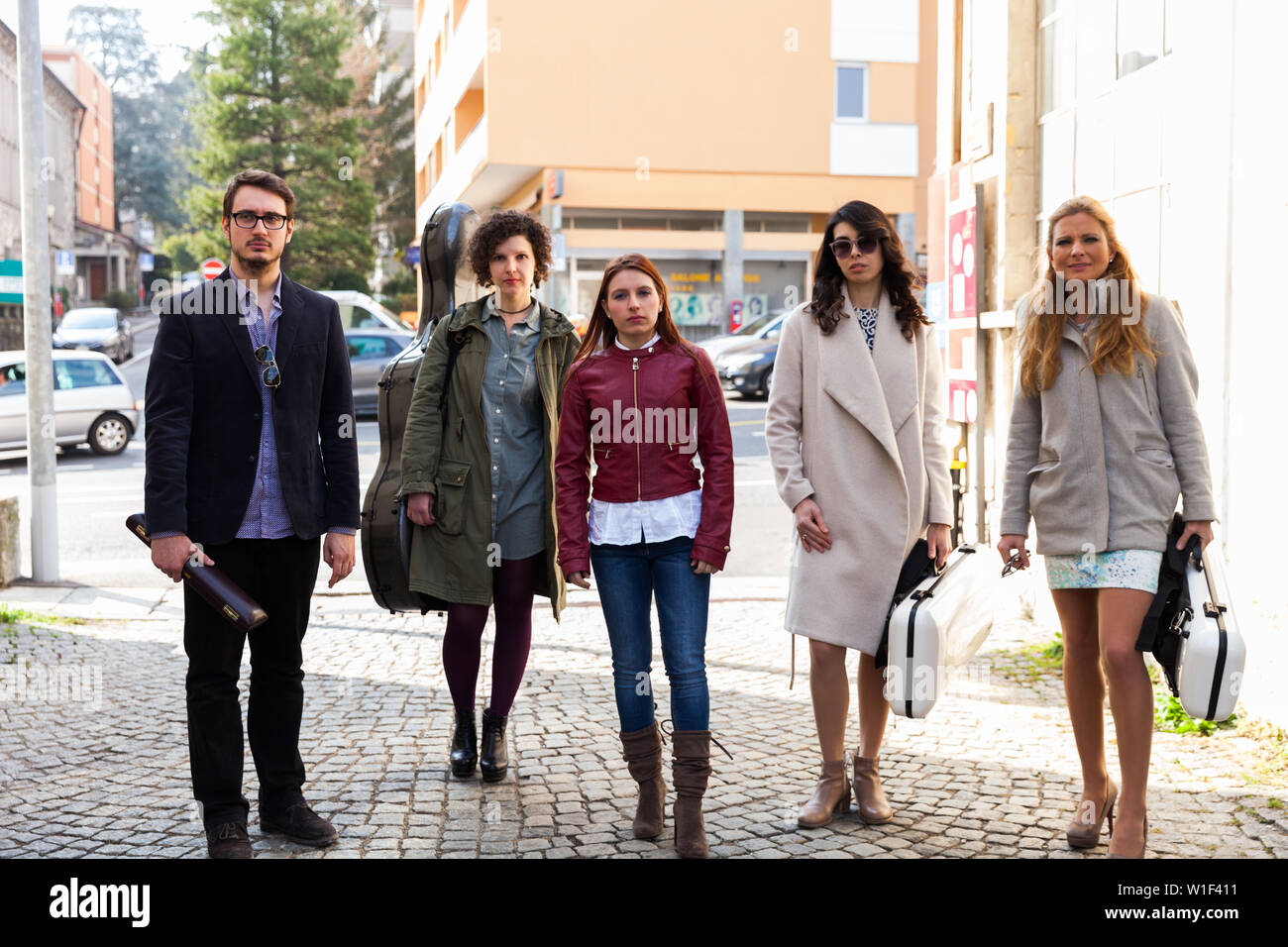 I musicisti a piedi lungo la Avenue Foto Stock