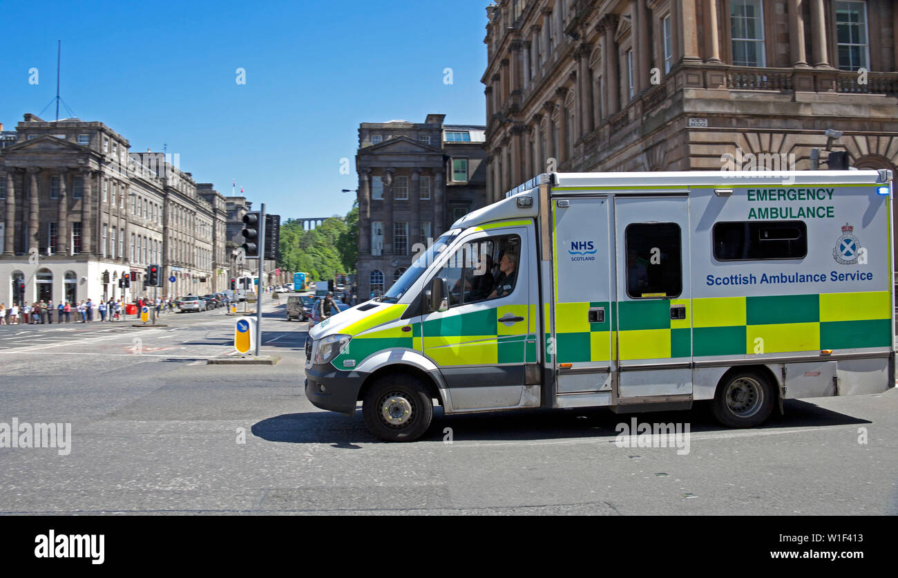 Ambulanza, veicolo d'emergenza, North Bridge, Edimburgo, Scozia, Regno Unito Foto Stock