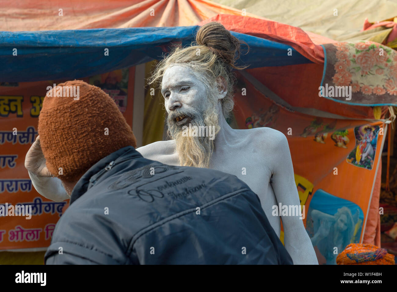 Sadhu benedizione devoti, per il solo uso editoriale, di Allahabad Kumbh Mela, più grande del mondo di raccolta religiosa che, Uttar Pradesh, India Foto Stock