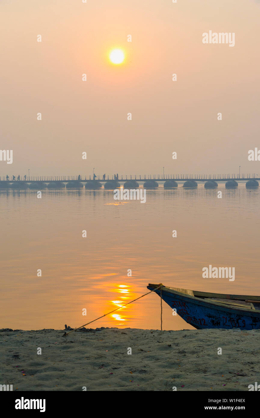 La barca di legno sul fiume Gange a sunrise, Allahabad Kumbh Mela, più grande del mondo di raccolta religiosa che, Uttar Pradesh, India Foto Stock