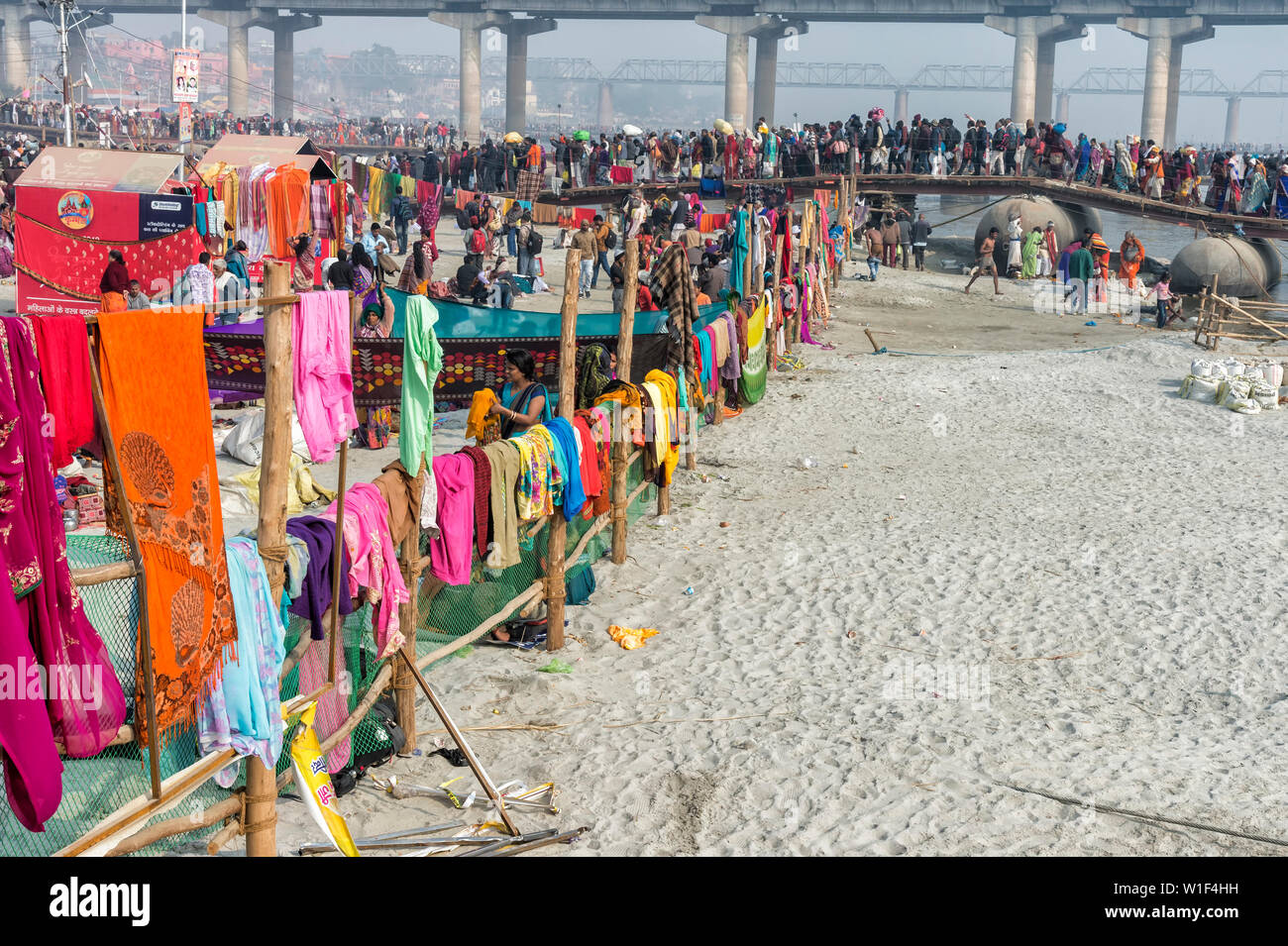 I pellegrini che, attraversando il fiume Gange su una temporanea pontoon bridge, Allahabad Kumbh Mela, più grande del mondo di raccolta religiosa che, Uttar Pradesh, India Foto Stock