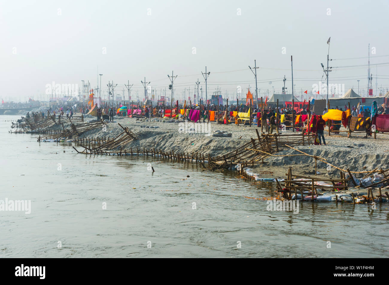 I pellegrini che, attraversando il fiume Gange su una temporanea pontoon bridge, Allahabad Kumbh Mela, più grande del mondo di raccolta religiosa che, Uttar Pradesh, India Foto Stock