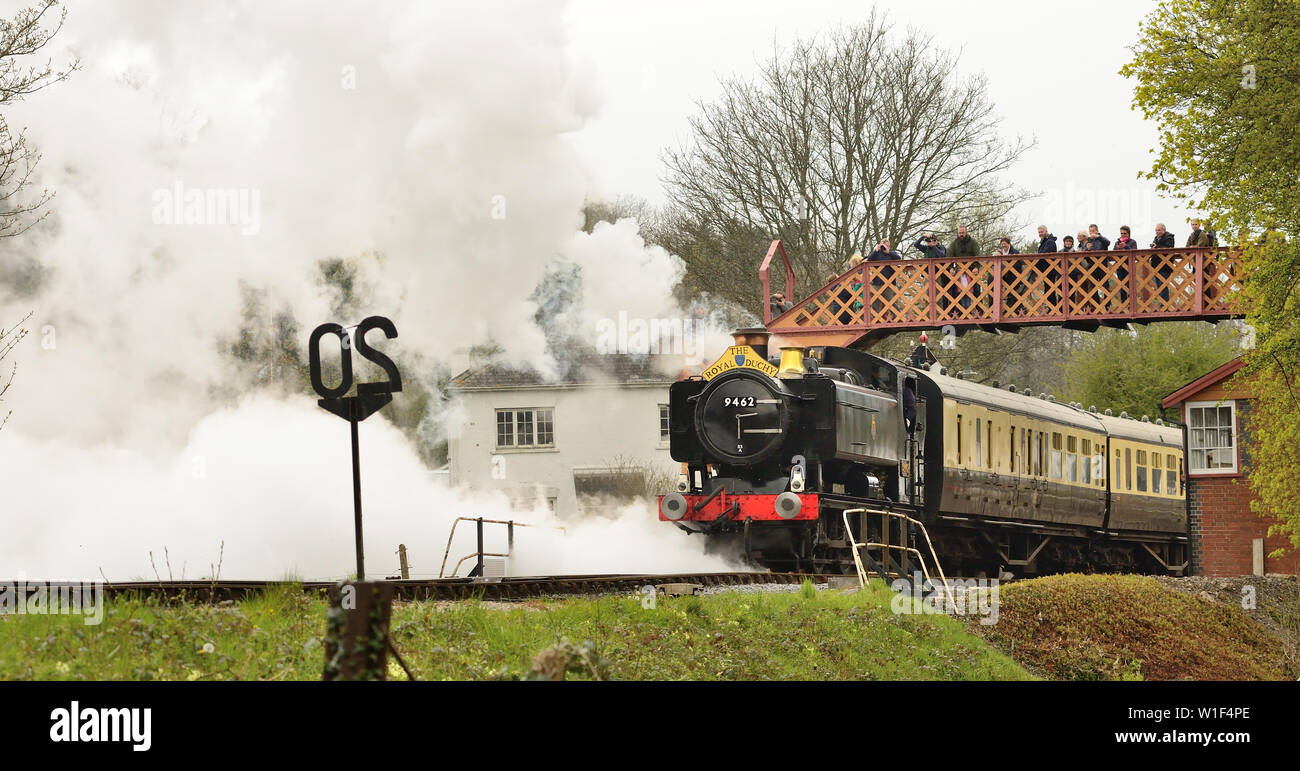 GWR Classe 9400 bauletto serbatoio n. 9466 a Buckfastleigh durante il South Devon Railway il cinquantesimo anniversario di gala. Il loco è in esecuzione come n. 9462. Foto Stock