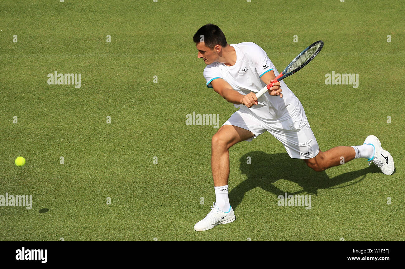 Bernard Tomic in azione il giorno due dei campionati di Wimbledon al All England Lawn Tennis e Croquet Club di Londra. Foto Stock