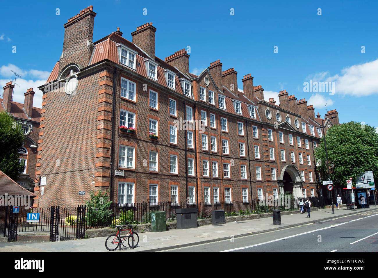 Esterno di un edificio facente parte del 1926 hammersmith station wagon, di proprietà di the peabody trust, Fulham Palace Road, Hammersmith, Londra, Inghilterra Foto Stock