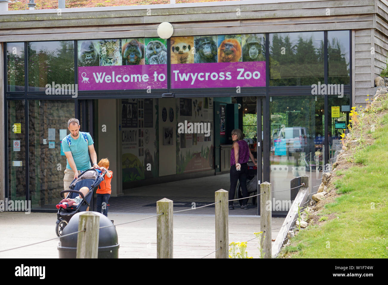 Benvenuto a lo Zoo Twycross. Ingresso principale di lo Zoo Twycross. Foto Stock