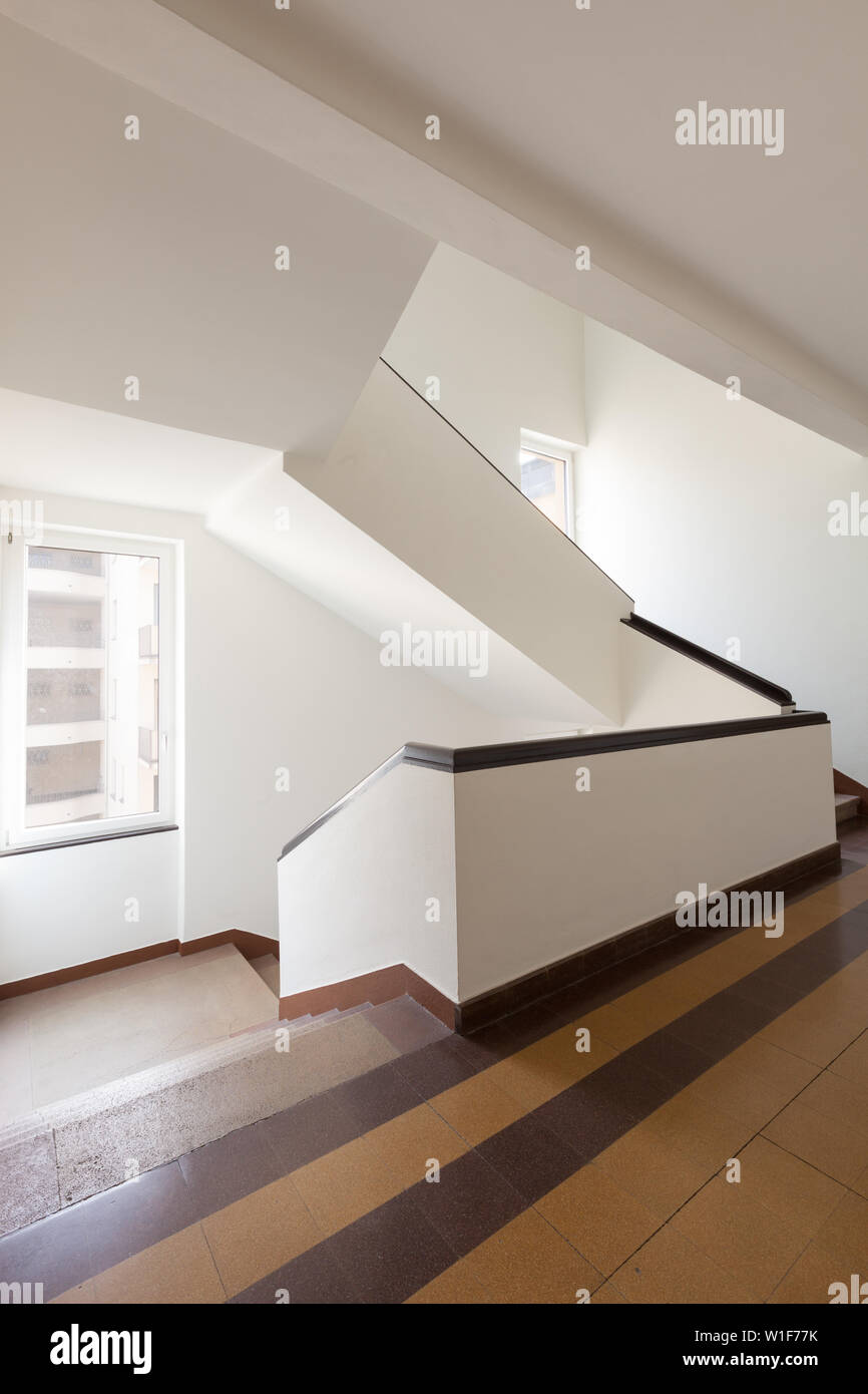La tromba delle scale di un vecchio altre antiche home Foto Stock