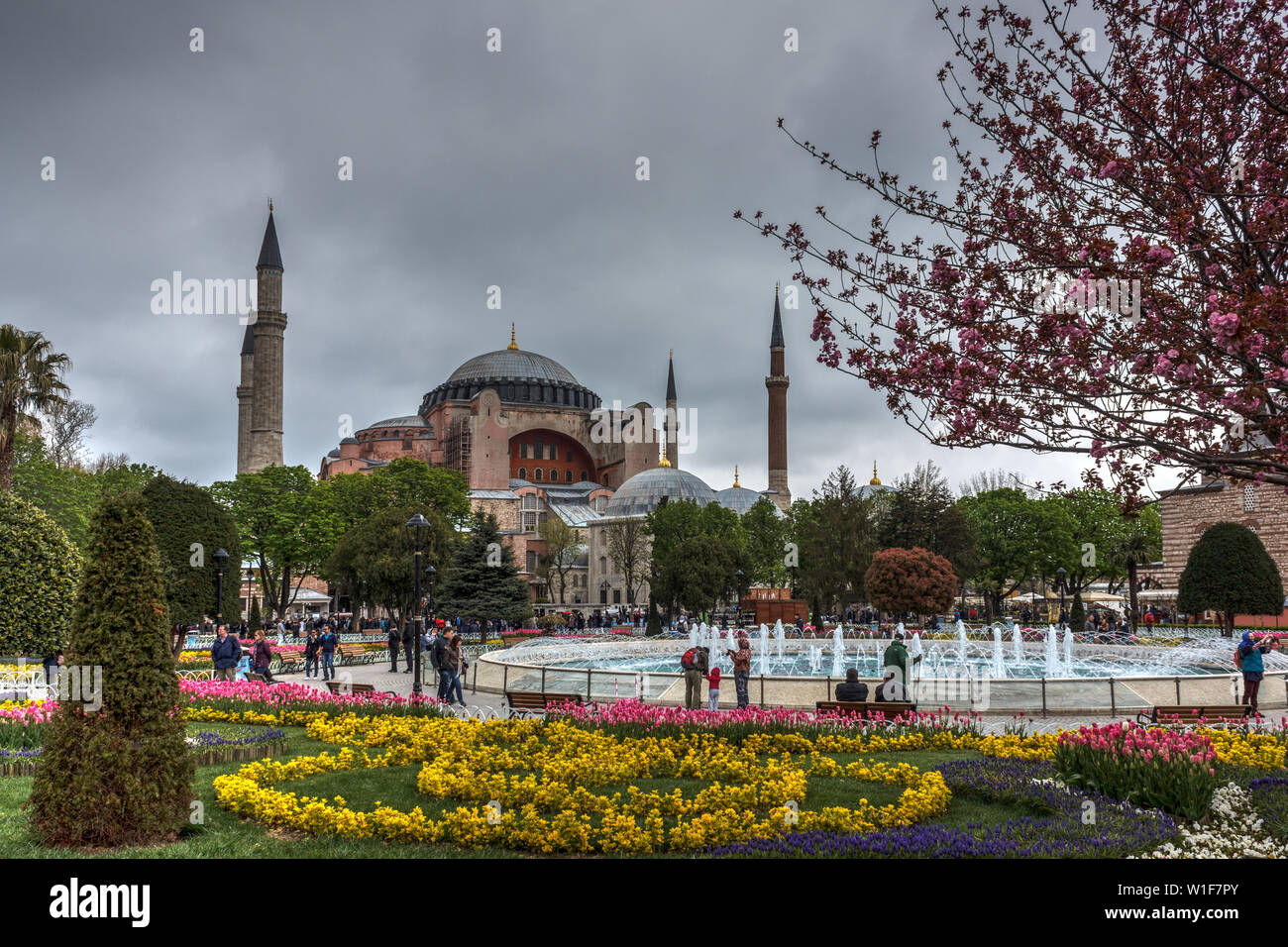 Hagia Sophia è un ex Chiesa Ortodossa Greca patriarcale basilica (chiesa), più tardi una moschea imperiale, e ora un museo (Ayasofya Müzesi) a Istanbul, Turke Foto Stock