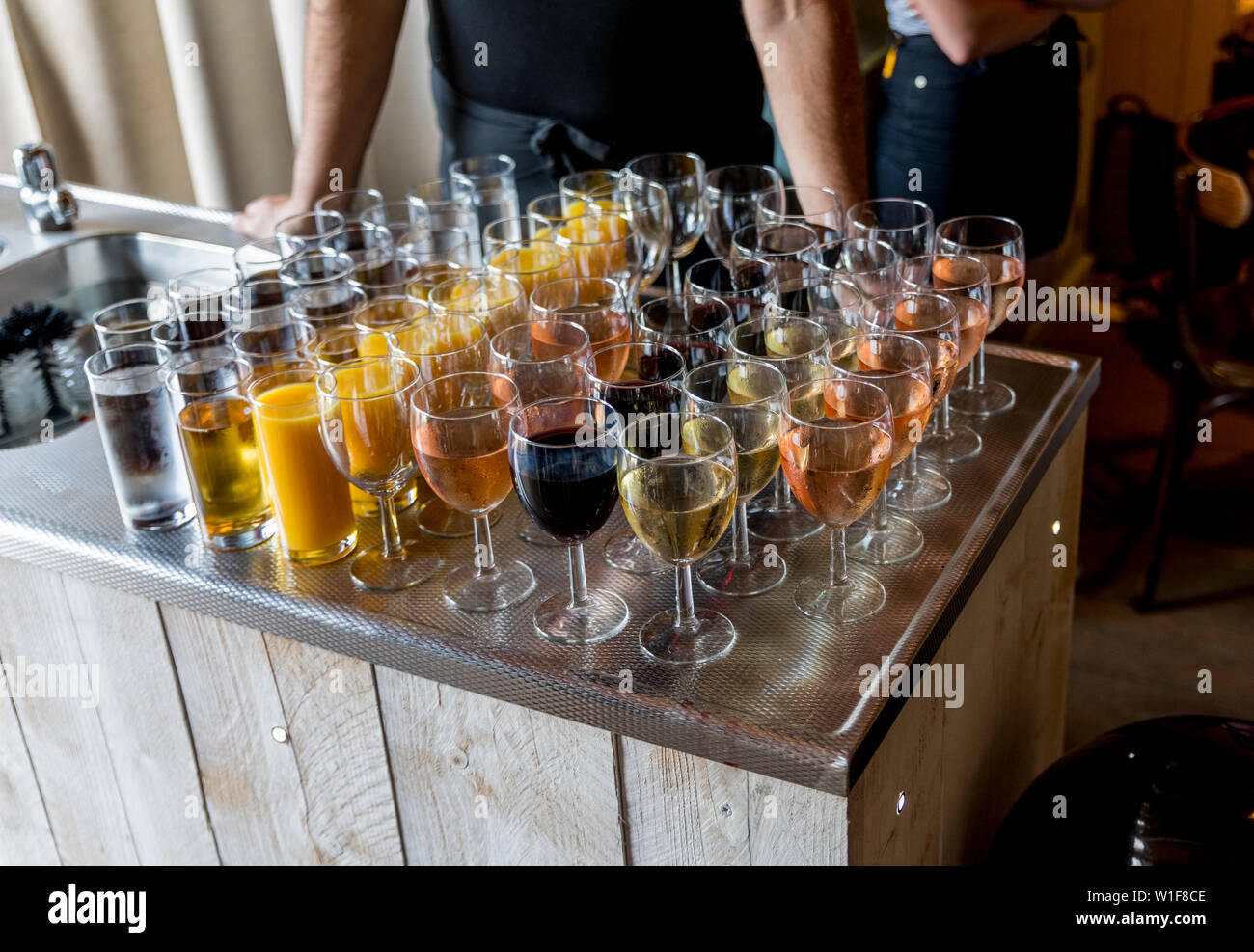 Bar con i bicchieri di vino rosso e bianco e longdrinks e altri non alcool e bevande alcoliche Foto Stock