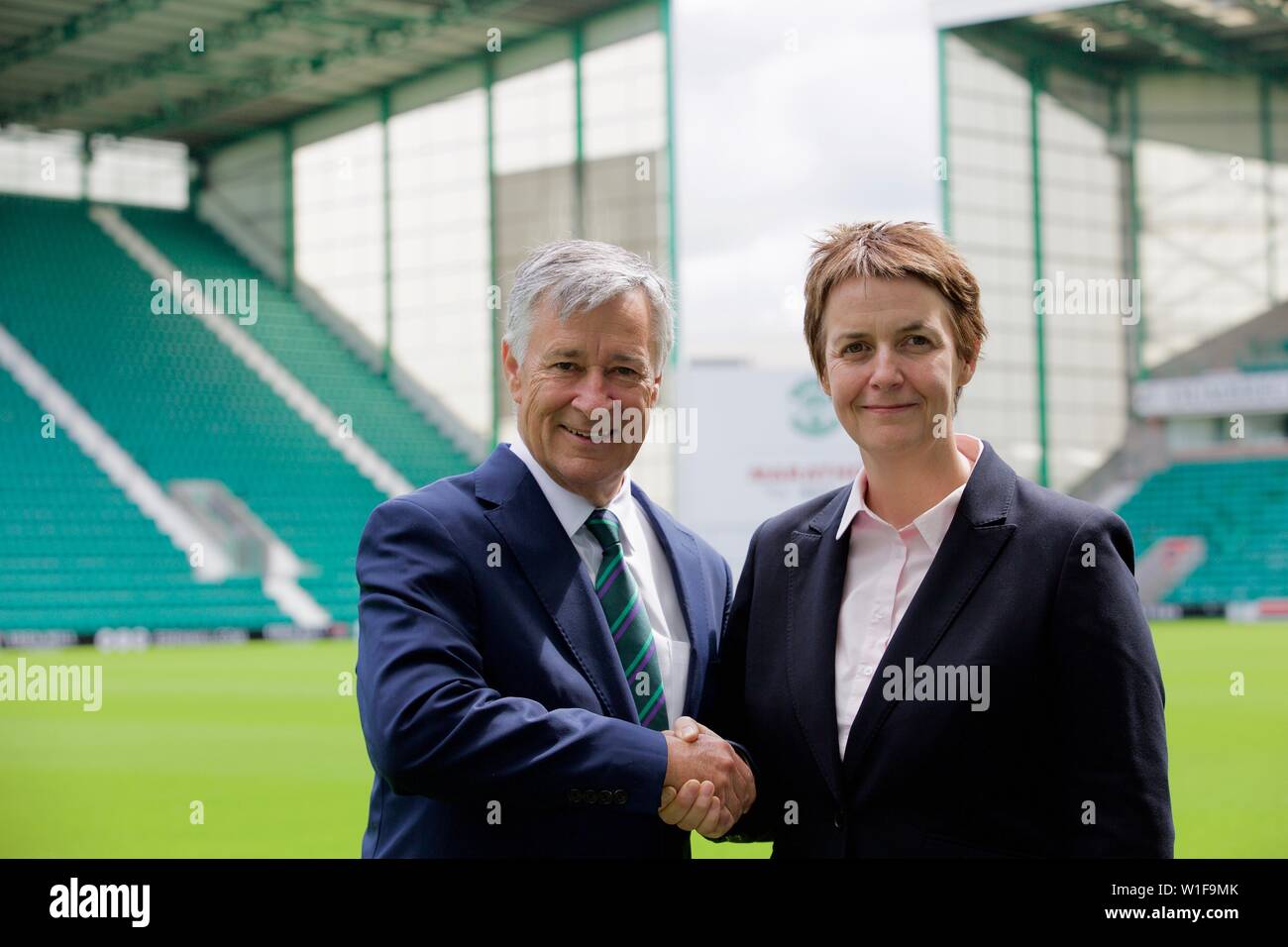 Edinburgh, Regno Unito, 2 luglio, 2019: Leeann Dempster, CEO di Hibernian FC, con Ronald Gordon, il club di nuovo proprietario. Credito: Terry Murden, Alamy Foto Stock