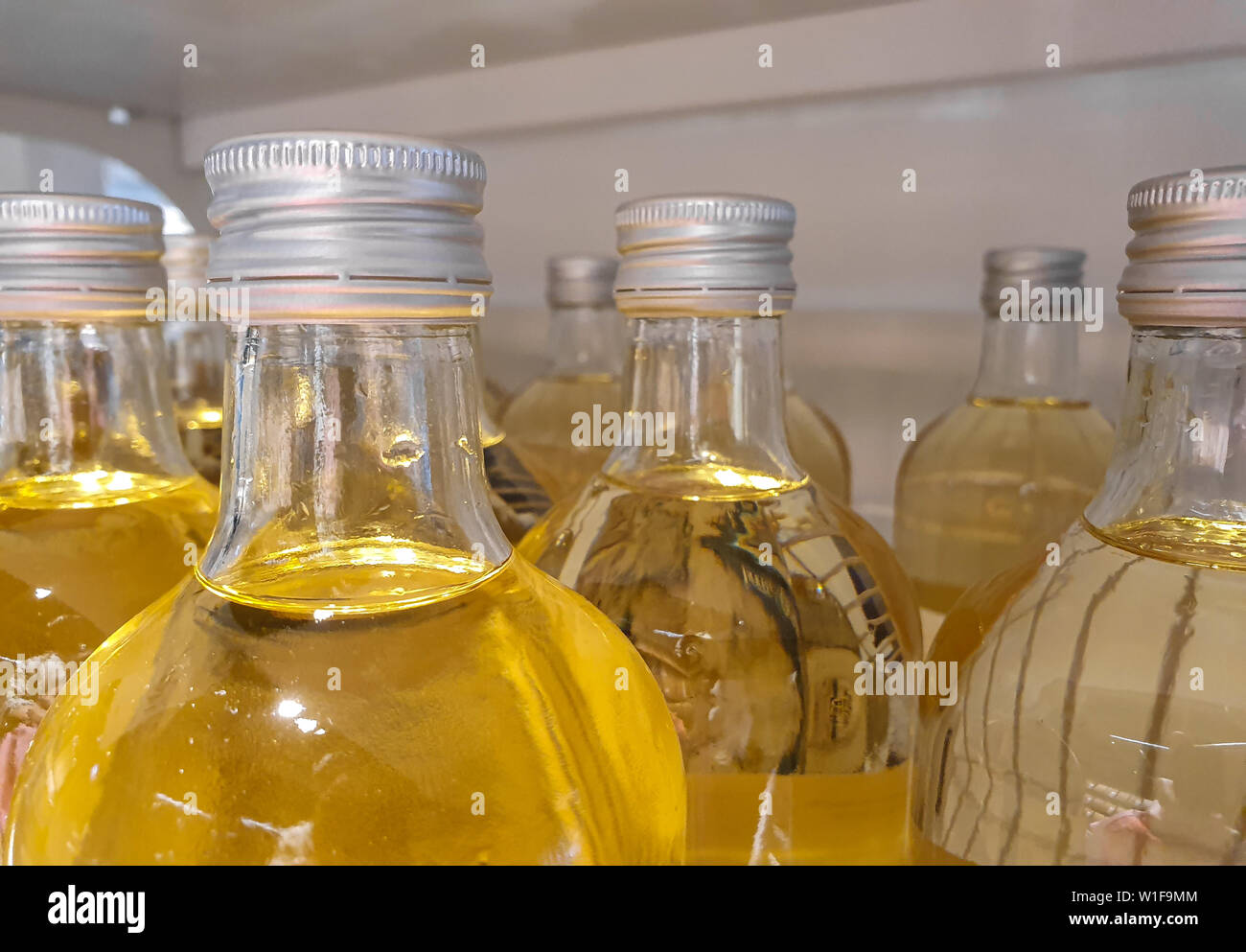 Bottiglie di vetro riempite con succo di mela. Foto Stock