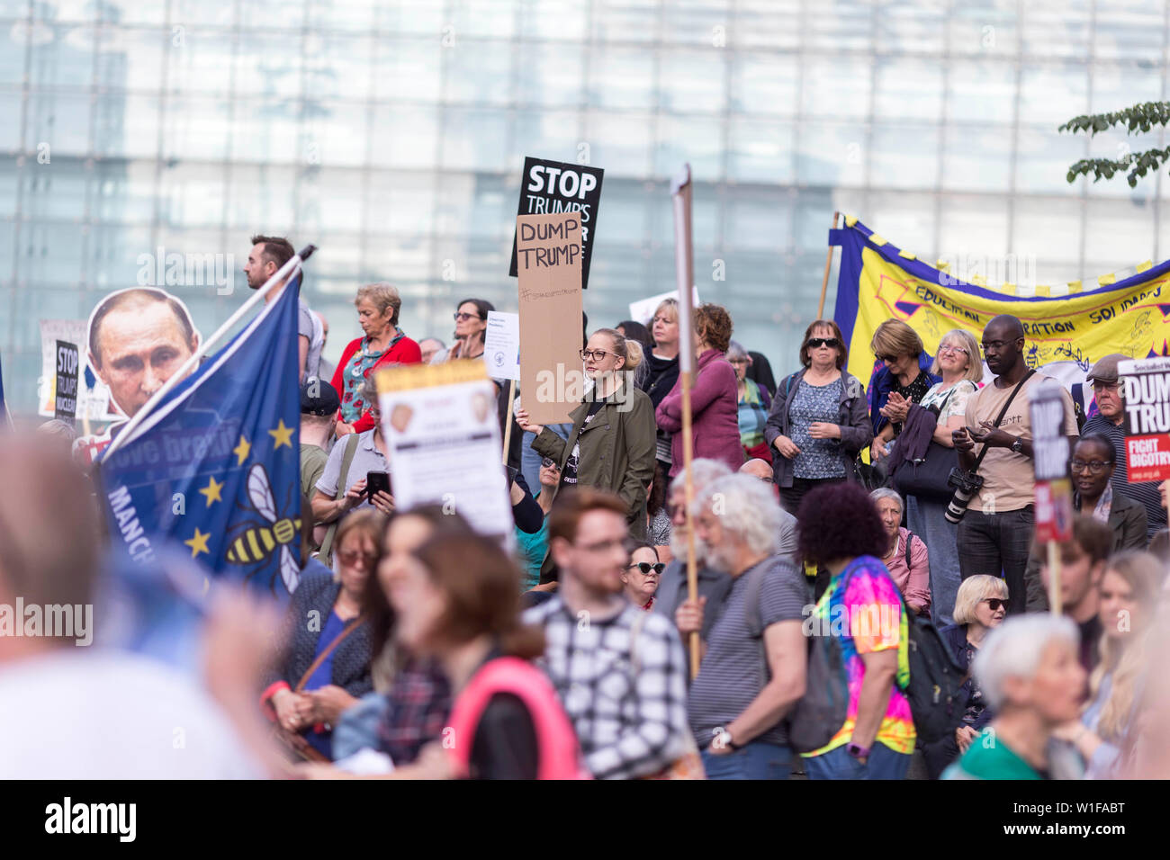 I manifestanti si riuniranno presso i giardini della cattedrale , Manchester , oggi per protestare contro la visita nel Regno Unito del Presidente statunitense Donald Trump. Presidente Trump arrivati nel Regno Unito oggi per la sua prima visita di Stato nel Regno Unito. Il presidente rimarrà nel Regno Unito per due giorni fino al 5 giugno. Grandi proteste sono attesi a Londra domani. Foto Stock