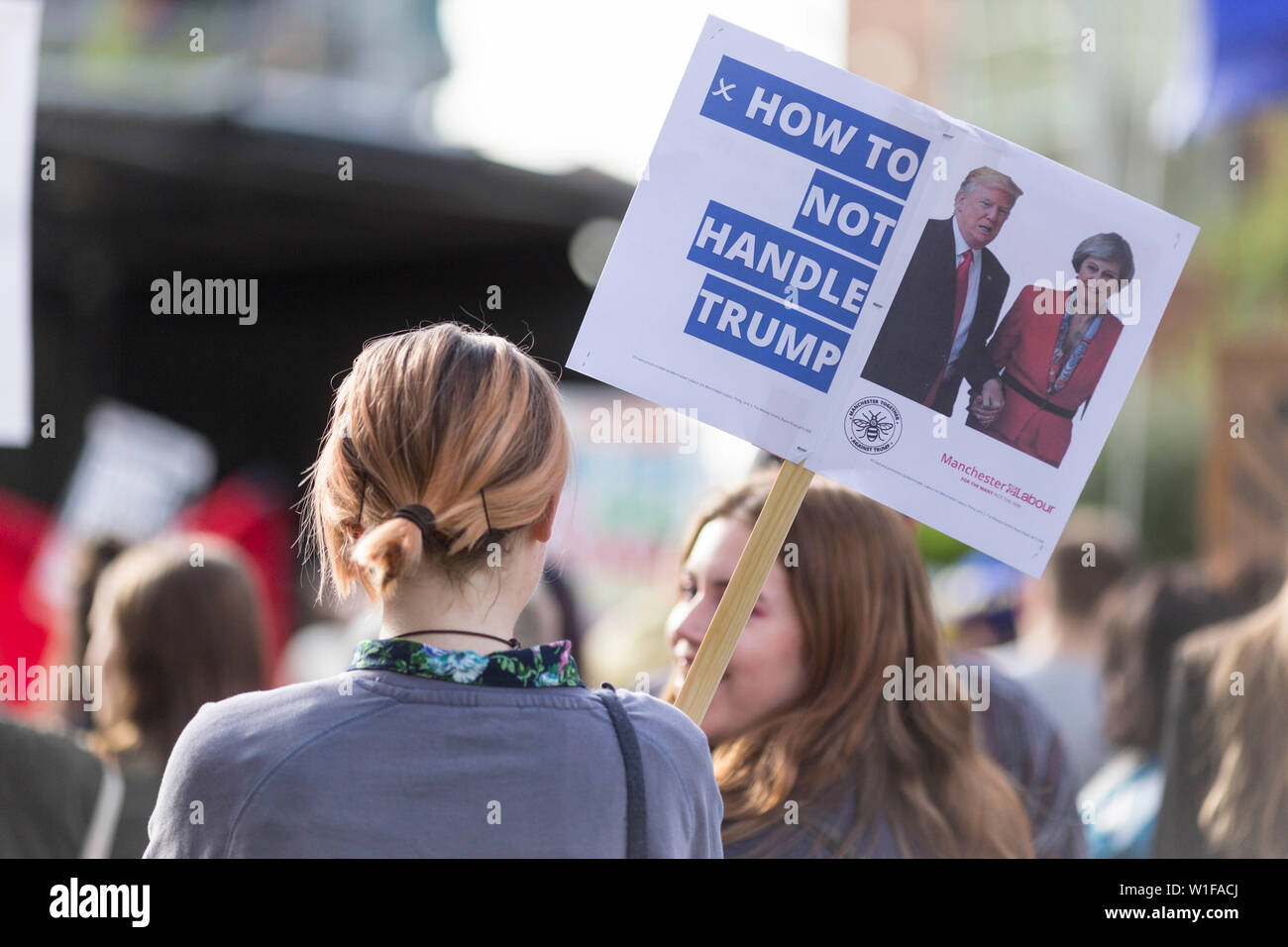 I manifestanti si riuniranno presso i giardini della cattedrale , Manchester , oggi per protestare contro la visita nel Regno Unito del Presidente statunitense Donald Trump. Presidente Trump arrivati nel Regno Unito oggi per la sua prima visita di Stato nel Regno Unito. Il presidente rimarrà nel Regno Unito per due giorni fino al 5 giugno. Grandi proteste sono attesi a Londra domani. Foto Stock