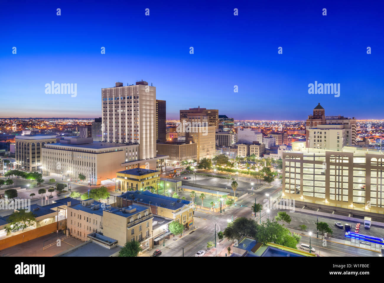 El Paso, Texas, Stati Uniti d'America downtown skyline della citta' al tramonto con Juarez, Messico nella distanza. Foto Stock