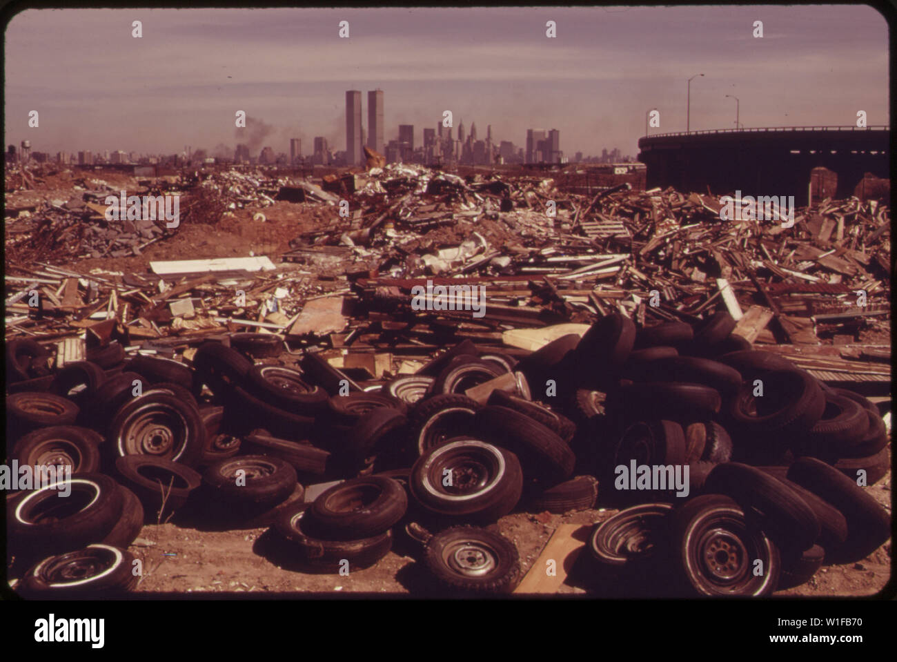 DUMPING illegale zona appena fuori della New Jersey Turnpike, rivolta verso Manhattan attraverso il fiume Hudson. A sud si trova la zona di discarica della proposta di Liberty State Park Foto Stock