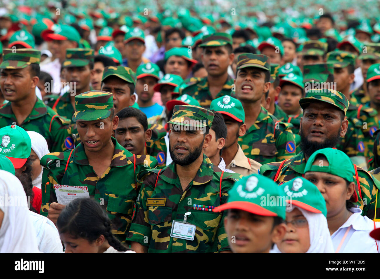 I membri delle forze di sicurezza di partecipare all'evento intitolato "Lakho Konthe Shonar Bangla". Oltre 2,5 lakh persone chorus l inno nazionale a livello nazionale P Foto Stock