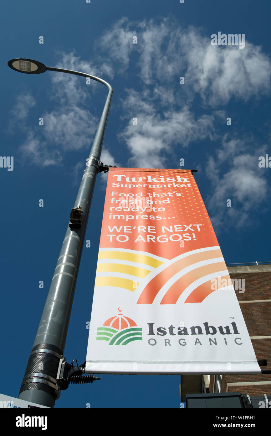 Segno di banner per un supermercato turco, istanbul organico, in Hammersmith, Londra, Inghilterra Foto Stock