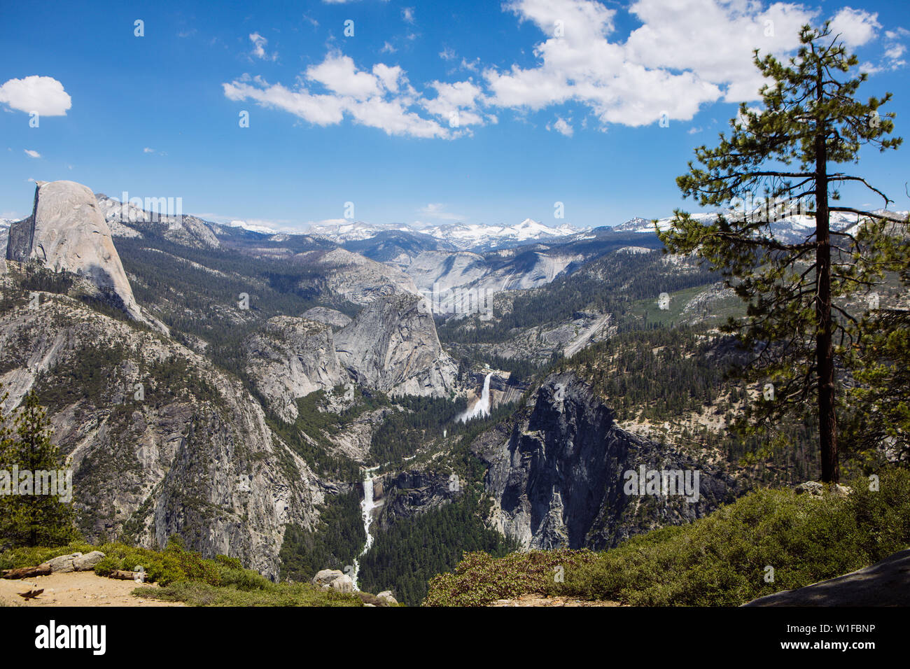 Vista grandangolare della cascata del Nevada e delle cascate Vernal, del fiume Merced, dell'Half Dome e della valle da Glacier Point nel Parco Nazionale di Yosemite, California, Stati Uniti Foto Stock