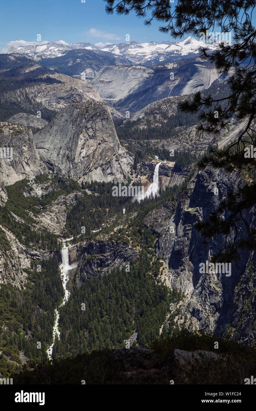 Vista verticale della cascata del Nevada e delle cascate Vernal, del fiume Merced e della Yosemite Valley da Glacier Point nel Parco Nazionale di Yosemite, California, Stati Uniti Foto Stock