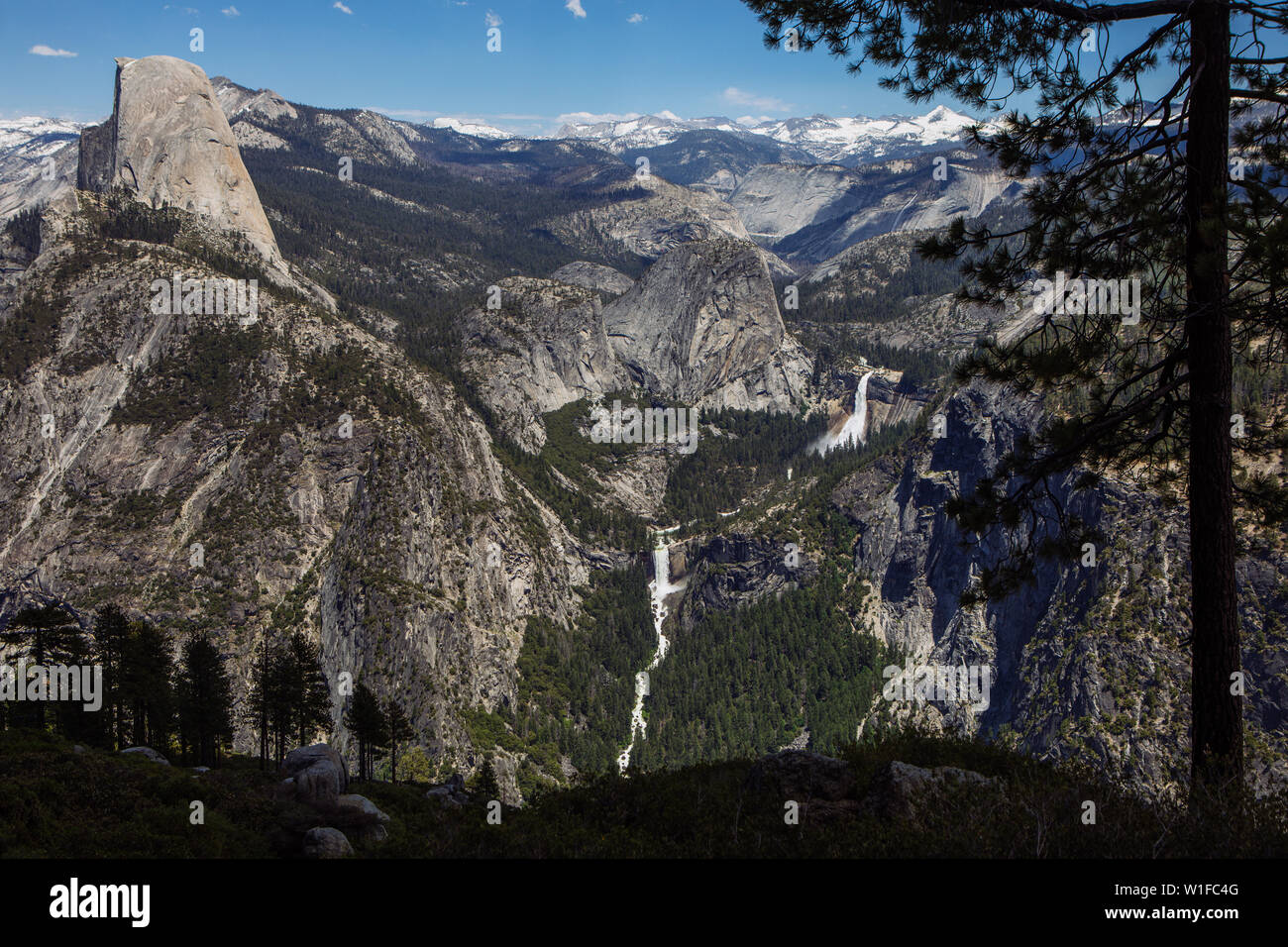 Ladscape Vista della cascata Nevada e delle Cascate Vernal, del Fiume Merced, dell'Half Dome e della Valle da Glacier Point nel Parco Nazionale di Yosemite, California, Stati Uniti Foto Stock