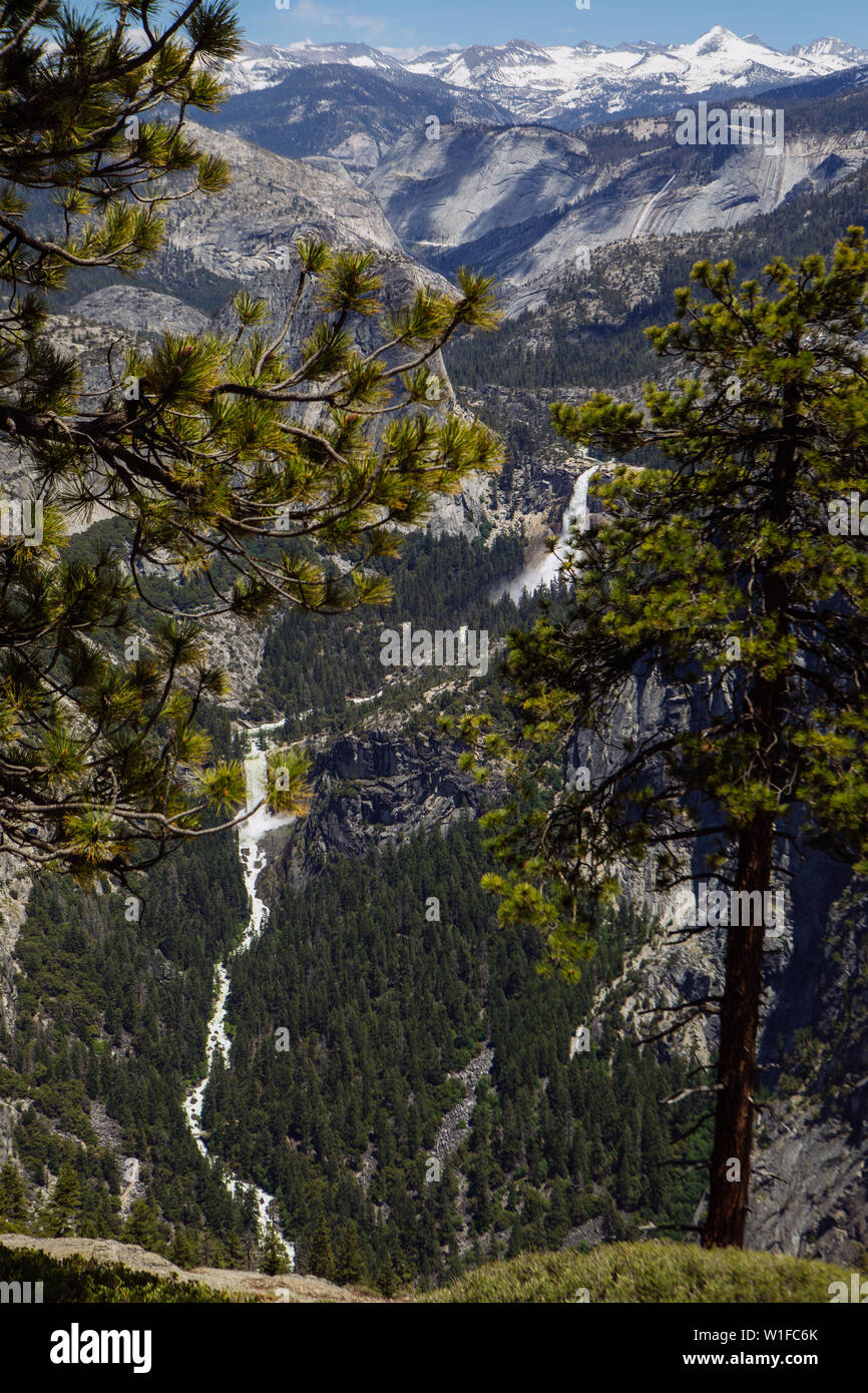 Vista ritratto della cascata Nevada e delle cascate Vernal, Merced River, Yosemite Valley da Glacier Point nello Yosemite National Park, California, USA Foto Stock