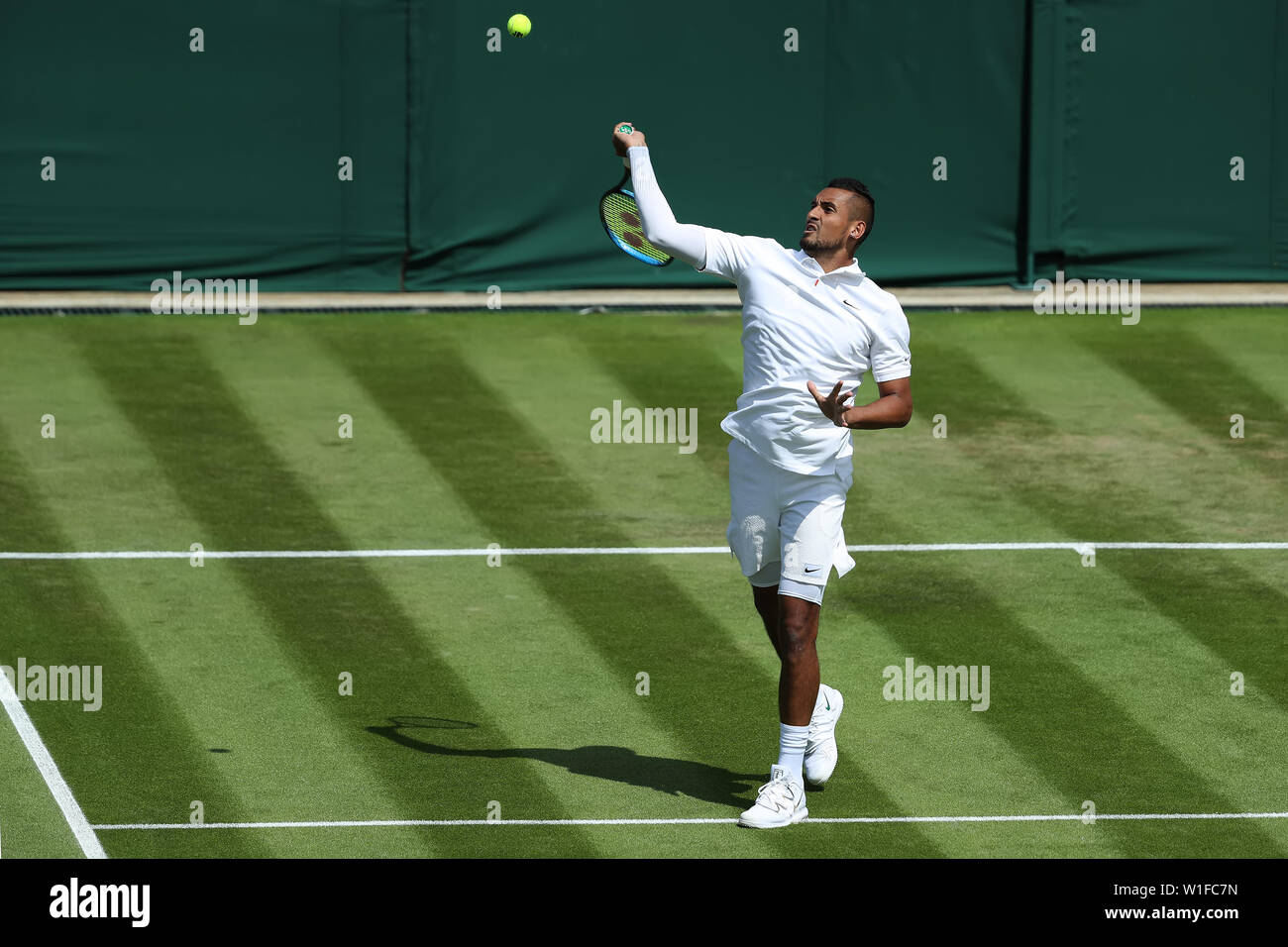 Londra, Regno Unito. Il 2 luglio 2019, All England Lawn Tennis e Croquet Club, Wimbledon, Inghilterra, il Torneo di tennis di Wimbledon, giorno 2; Nick Kyrgios (AUS) si infrangono contro la Giordania Thompson (AUS) Credit: Azione Plus immagini di sport/Alamy Live News Foto Stock