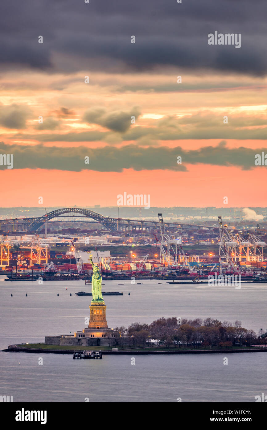 Il Porto di New York, New York, Stati Uniti d'America con la statua della libertà e di Bayonne, New Jersey in background. Foto Stock