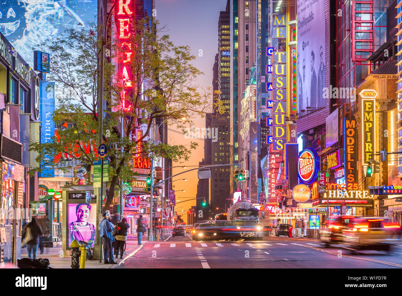 NEW YORK CITY - Novembre 14, 2016: il traffico si muove sotto le insegne della 42nd Street. Il Landmark street è sede di numerosi teatri, negozi, Foto Stock