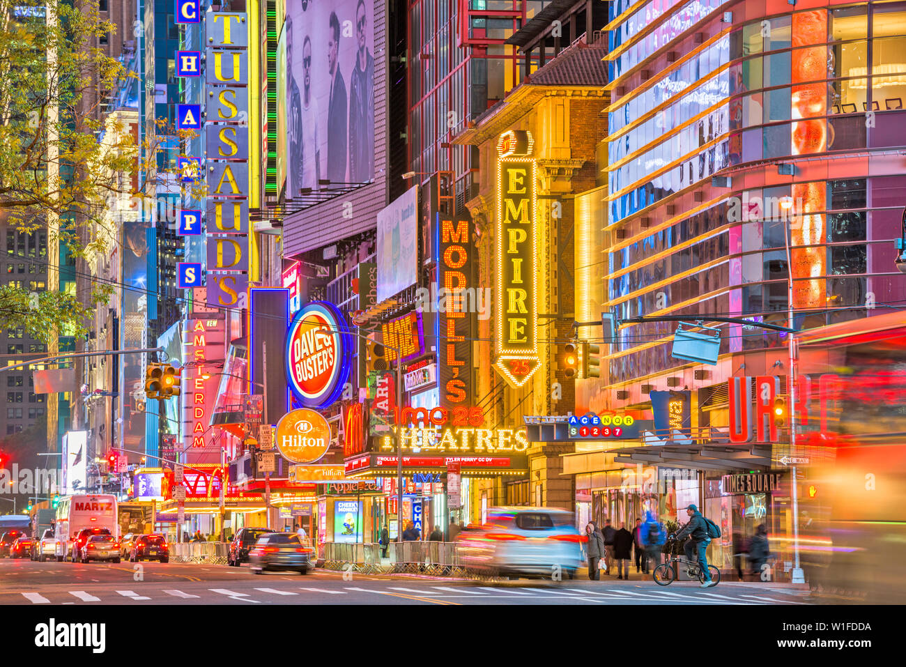 NEW YORK CITY - Novembre 14, 2016: il traffico si muove sotto le insegne della 42nd Street. Il Landmark street è sede di numerosi teatri, negozi, Foto Stock