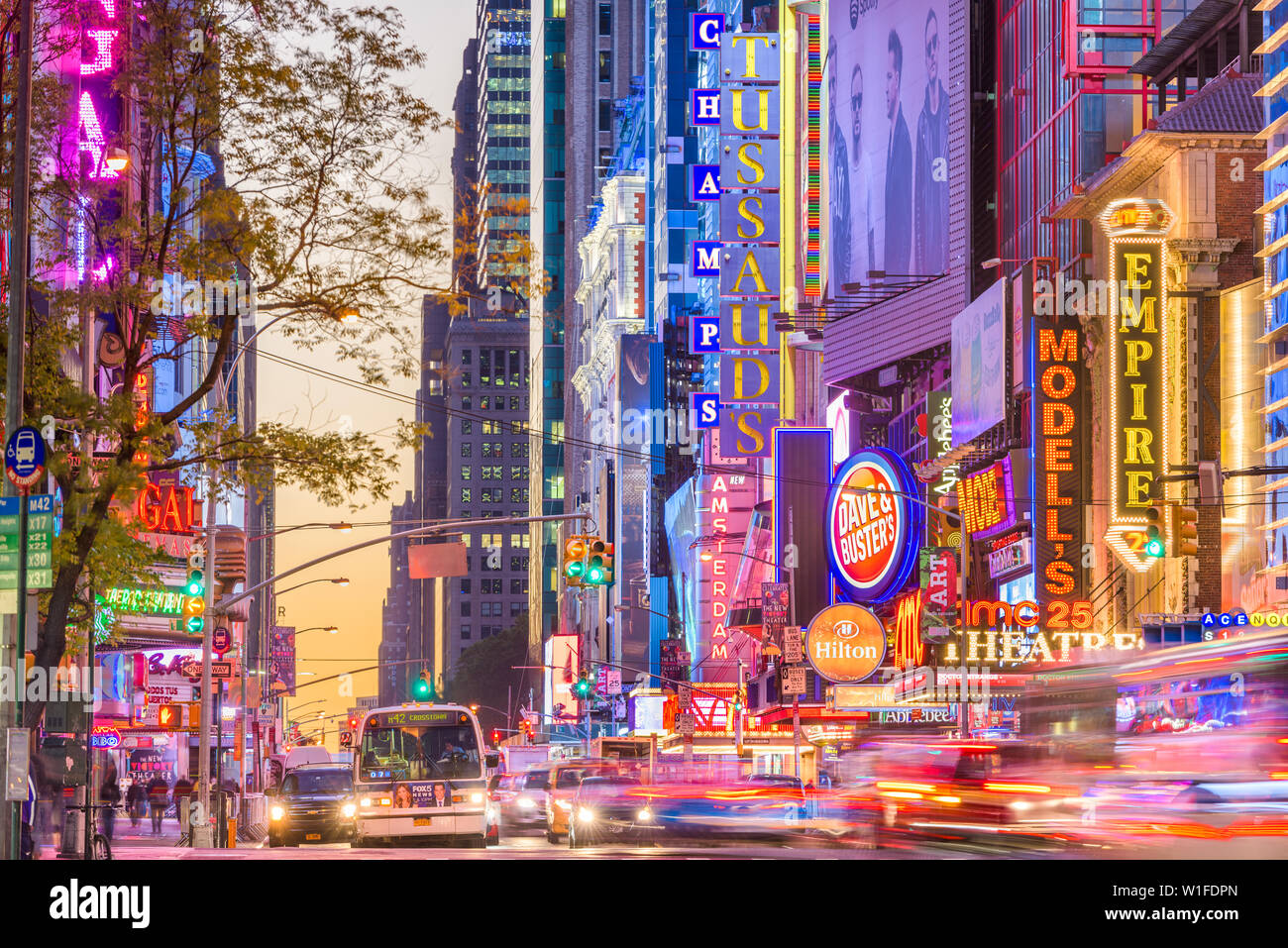 NEW YORK CITY - Novembre 14, 2016: il traffico si muove sotto le insegne della 42nd Street. Il Landmark street è sede di numerosi teatri, negozi, Foto Stock