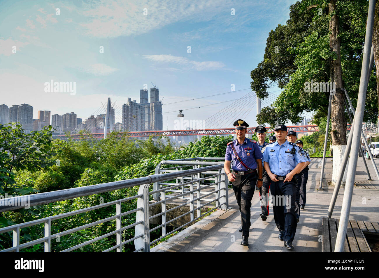 (190702) -- CHONGQING, 2 luglio 2019 (Xinhua) -- Cinese e Italiano degli ufficiali di polizia pattuglia in Nan"di un distretto del sud-ovest della Cina della Municipalità di Chongqing, 2 luglio 2019. La polizia di Chongqing ha lanciato un pattugliamento comune con le loro controparti italiane il 26 giugno, secondo la polizia locale. Quattro poliziotti cinesi che erano fluente in inglese e italiano hanno aderito la pattuglia con due italiani ufficiali della polizia. Il pattugliamento di famose mete turistiche in comune, la polizia italiana funzionari potranno aiutare a trattare le questioni legate ai turisti italiani durante i dieci giorni di pattugliamento comune. L'Italiano pol Foto Stock