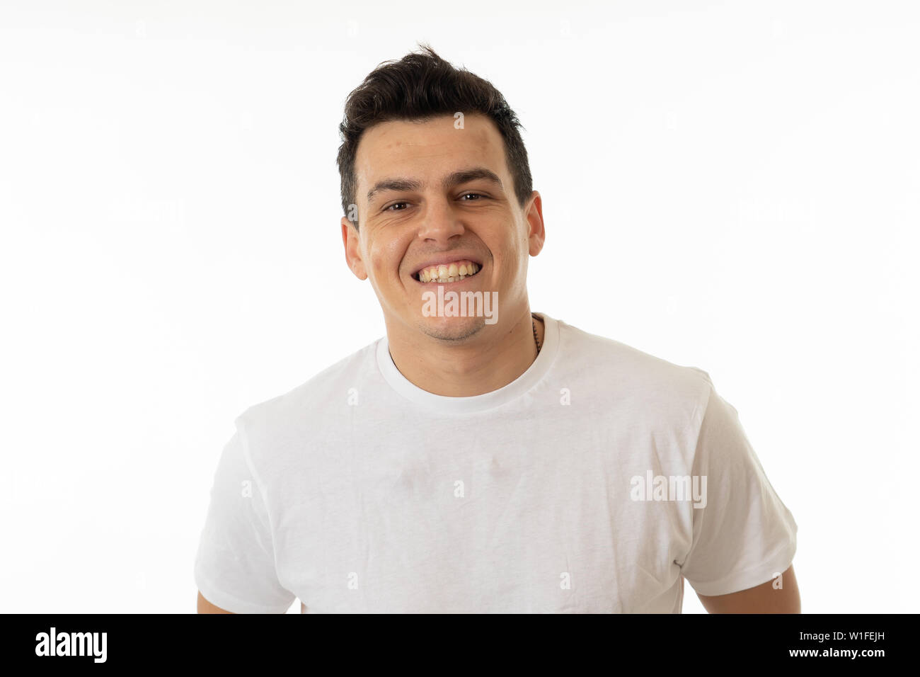 Close up ritratto di Giovane uomo caucasico con un buon viso e sorriso bellissimo che mostra la vittoria gesti. Isolato su sfondo bianco. In Persone, Posi Foto Stock