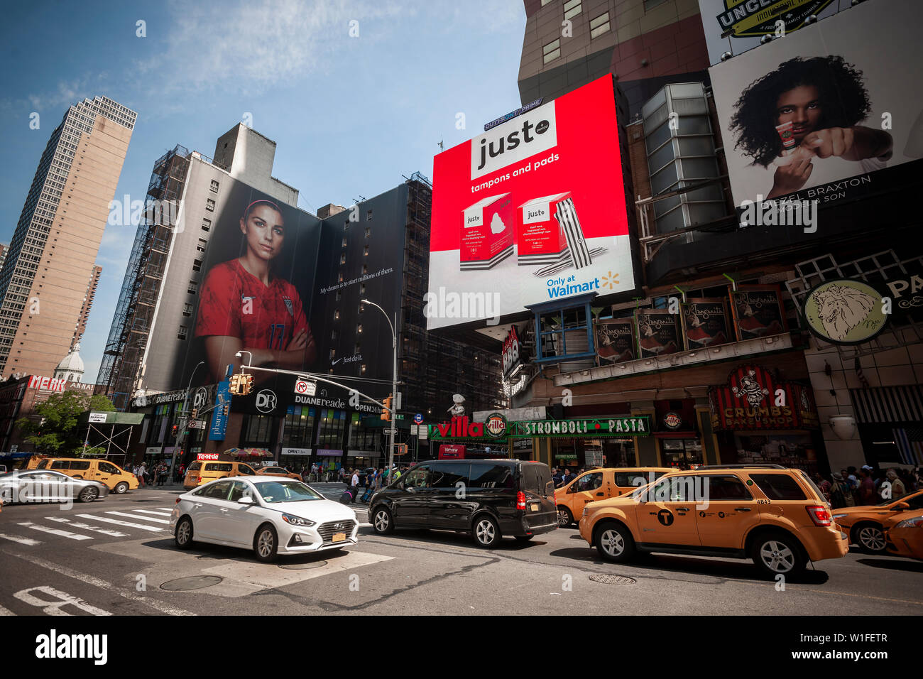 Pubblicità in Times Square a New York il Venerdì, 28 giugno 2019 per "appena un periodo" marca prodotti per l'igiene femminile da Walmart. (© Richard B. Levine) (© Richard B. Levine) Foto Stock