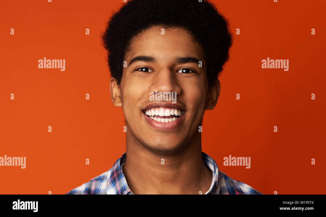 I denti sani. Ragazzo africano con sorriso raggiante Foto Stock