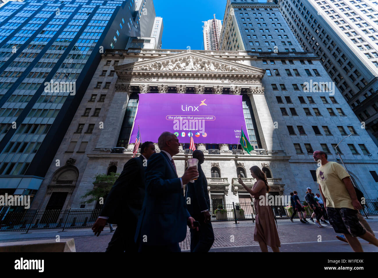 Il New York Stock Exchange di Lower Manhattan a New York il mercoledì 26 giugno, 2019 è decorata con un banner per il Linx offerta pubblica iniziale. Linx è un brasiliano POS/connettività ERP azienda di software che facilita i servizi di pagamento. (© Richard B. Levine) Foto Stock