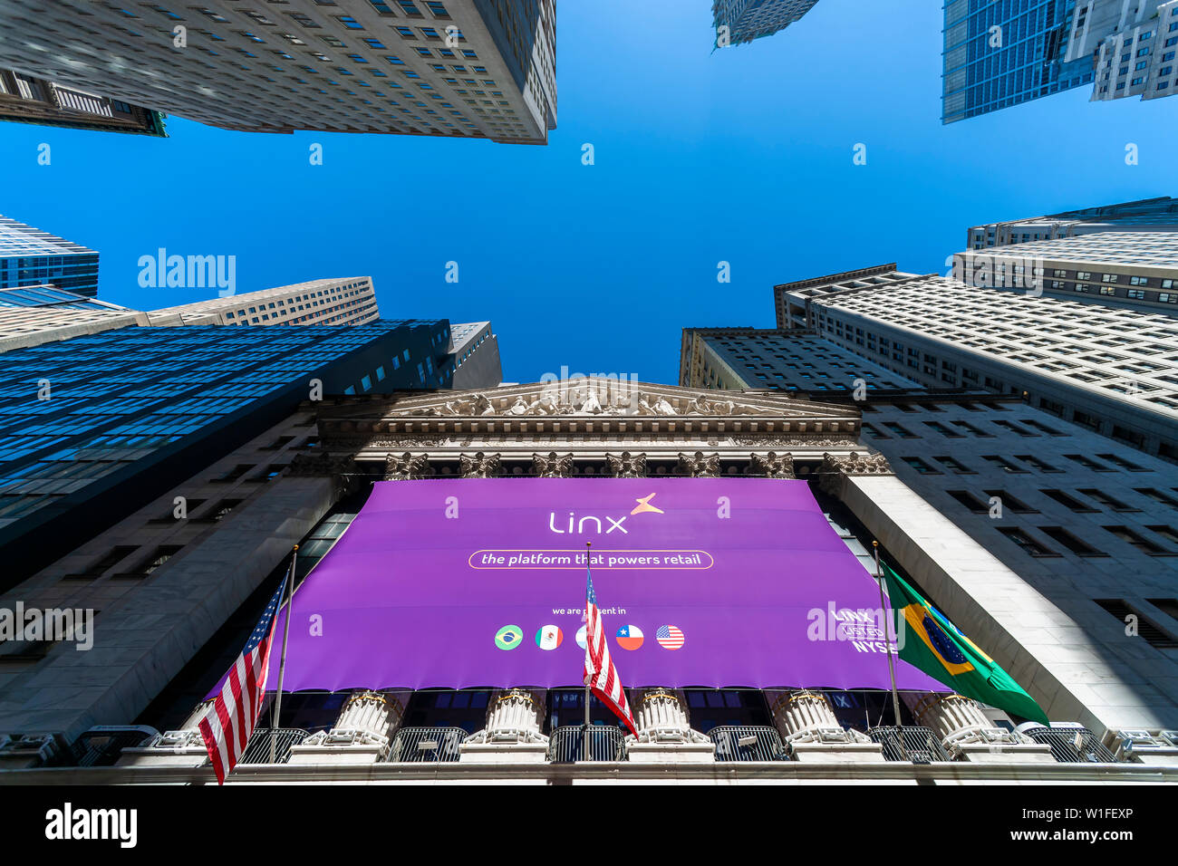 Il New York Stock Exchange di Lower Manhattan a New York il mercoledì 26 giugno, 2019 è decorata con un banner per il Linx offerta pubblica iniziale. Linx è un brasiliano POS/connettività ERP azienda di software che facilita i servizi di pagamento. (© Richard B. Levine) Foto Stock
