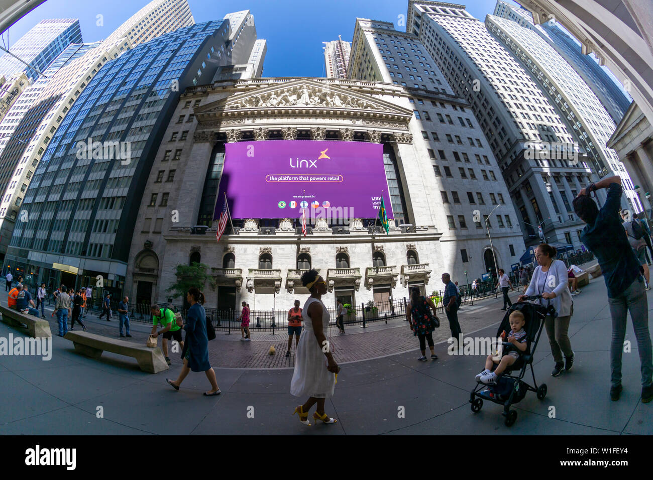 Il New York Stock Exchange di Lower Manhattan a New York il mercoledì 26 giugno, 2019 è decorata con un banner per il Linx offerta pubblica iniziale. Linx è un brasiliano POS/connettività ERP azienda di software che facilita i servizi di pagamento. (© Richard B. Levine) Foto Stock