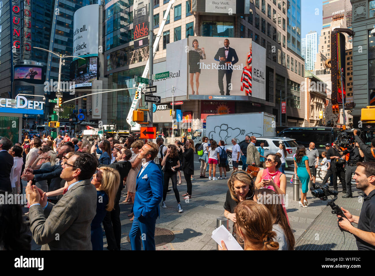 Il RealReal lavoratori con la famiglia e gli amici al di fuori del Nasdaq stock exchange in Times Square a New York il Venerdì, 28 giugno 2019 per l'offerta pubblica iniziale del lusso ri-commerce rivenditore. L'avvio, che vende dopo l'autenticazione, precedentemente di proprietà di beni di lusso sulla partita ha lanciato la sua offerta pubblica iniziale. La stima per la totale lusso mercato di rivendita negli Stati Uniti è di 6 miliardi di dollari. (© Richard B. Levine) Foto Stock