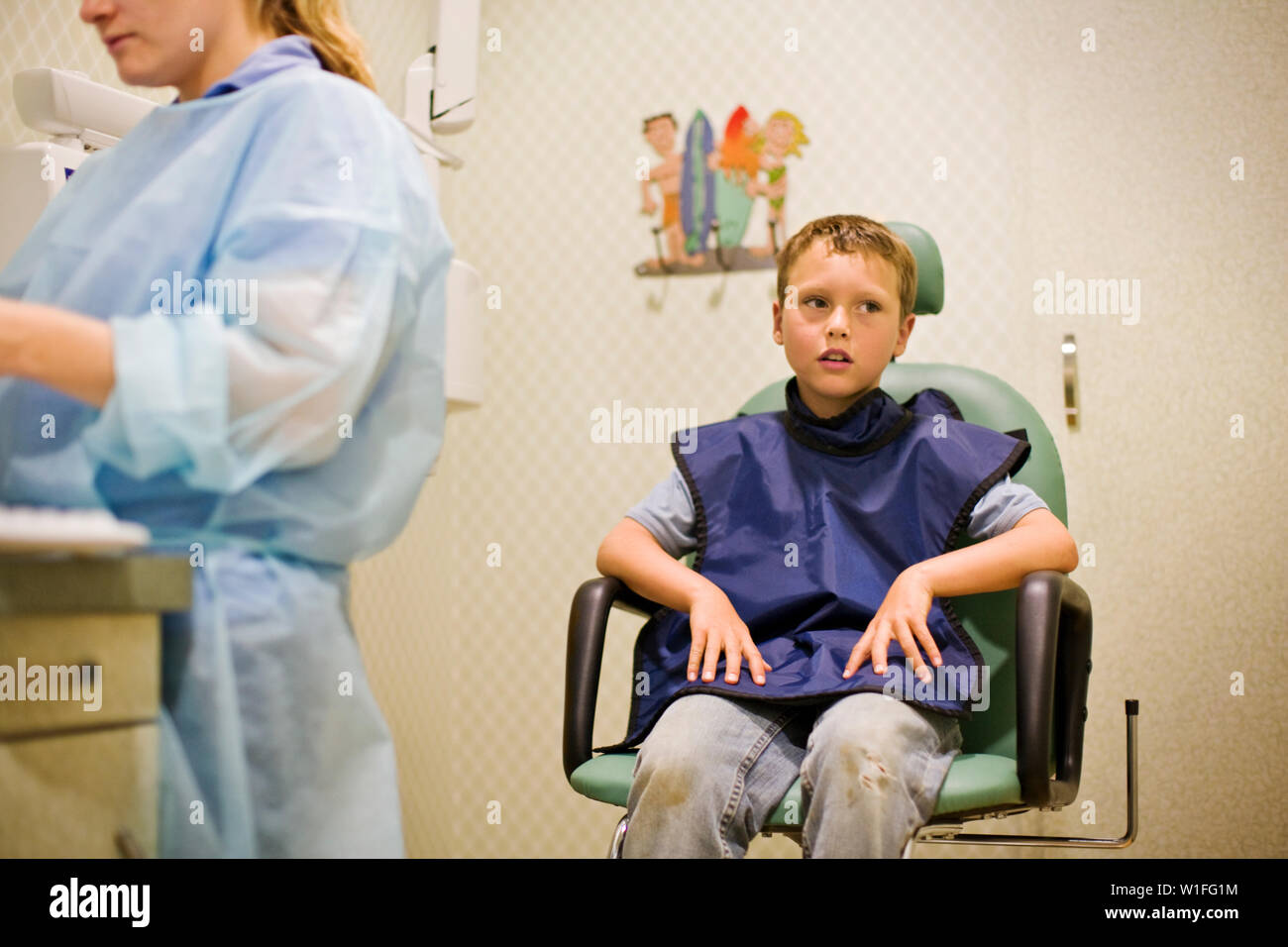 Ragazzo seduto in cattedra di clinica dentale Foto Stock