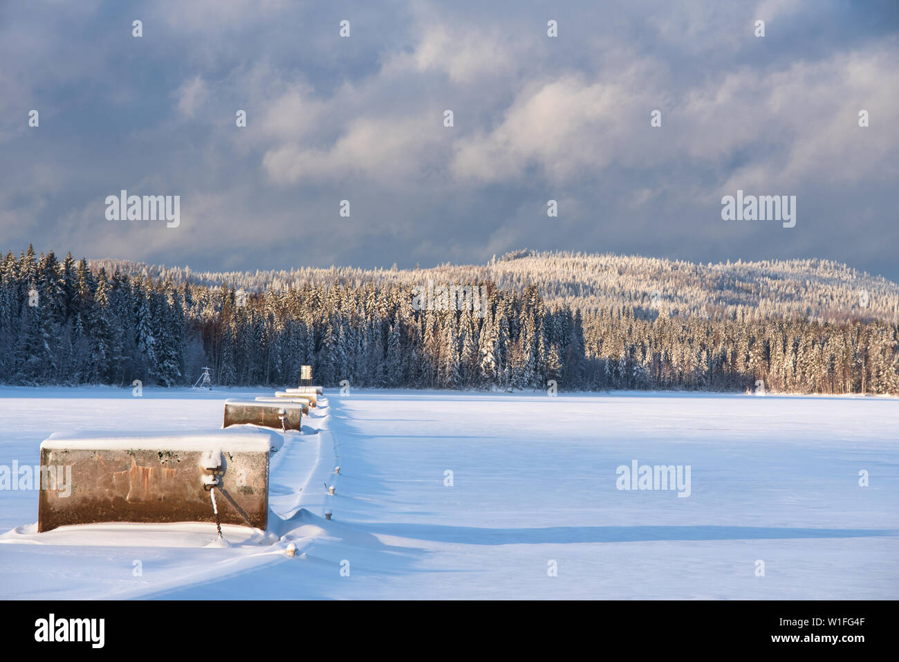 Frozen River Pielisjoki. Paesaggio invernale in Finlandia orientale. Foto Stock