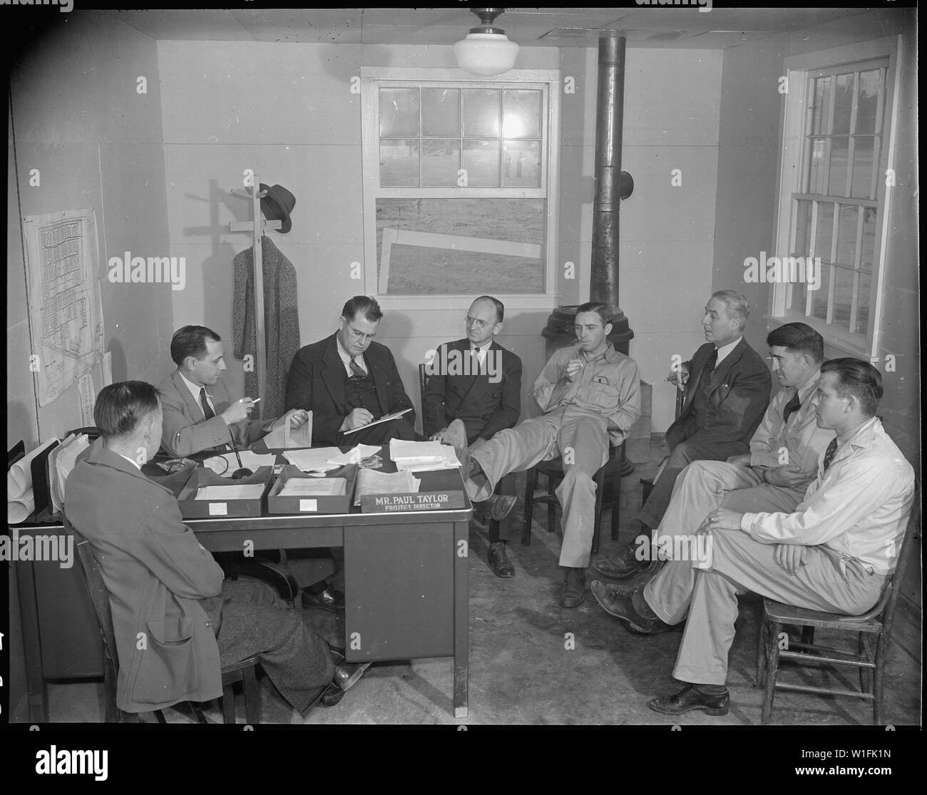 Girolamo Relocation Center, Denson, Arkansas. Paolo A. Taylor, Direttore del Progetto e sta amministrativa . . .; Portata e contenuto: tutta la didascalia per questa fotografia si legge: Jerome Relocation Center, Denson, Arkansas. Paolo A. Taylor, direttore del progetto e il personale amministrativo. Da sinistra a destra: Paolo A. Taylor, Direttore di Progetto; Guy B. Smith, direttore dei Lavori Pubblici Divisione, W. O. Melton, assistente del direttore del progetto; A. G. Thompson, sovrintendente di istruzione; W. H. Ballard, Capo divisione agricoltura John L. McCormick, Chief occupazione & Housing Div; O. L. Hays, Chief, trasporto e alla divisione forniture; Foto Stock