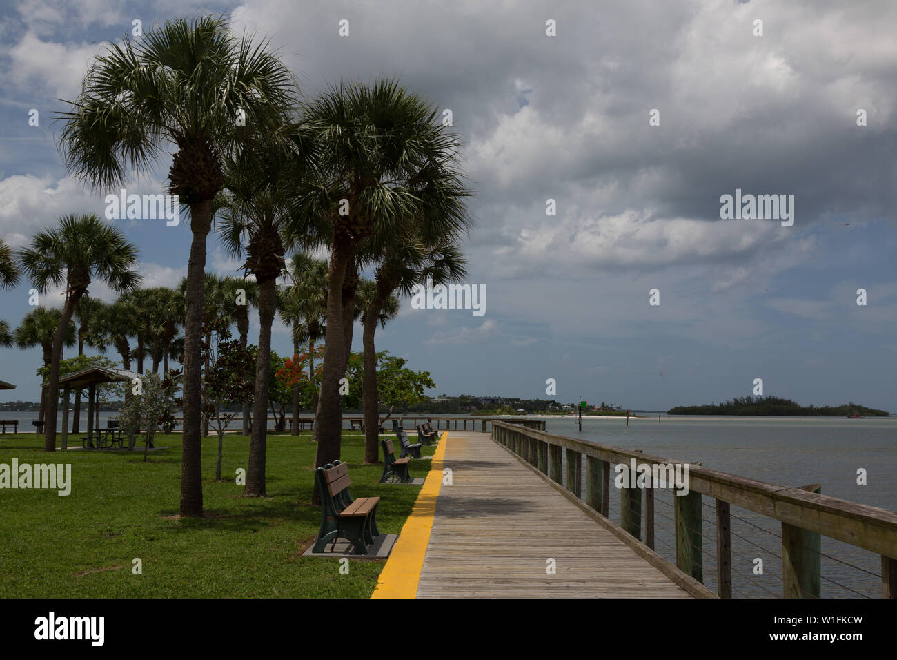 Una passerella sul lungomare separa le palme dalle acque del fiume St Lucie e dalla tasca Manatee al Sandsprit Park, Port Salerno, Florida, USA. Foto Stock