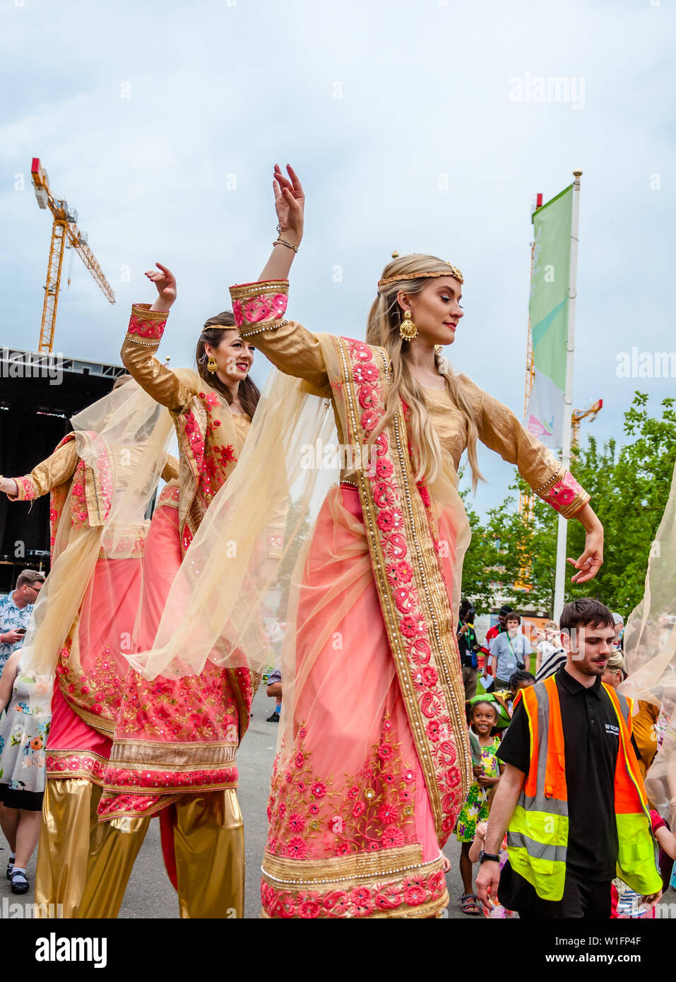 London, Regno Unito - 23 giugno 2019: Stilt walker, il grande ottenere insieme andLondon Scuola di Moda Foto Stock