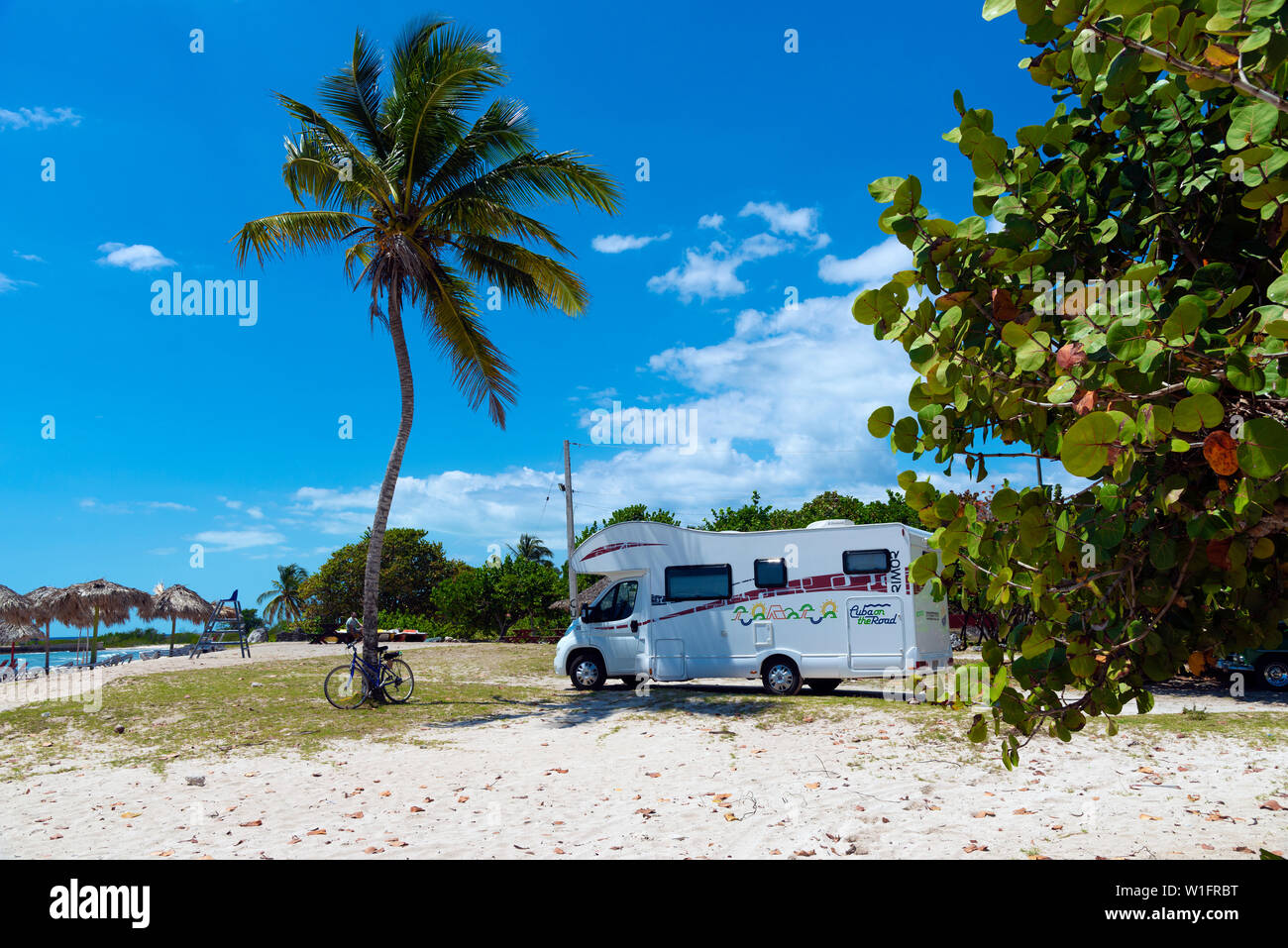 Camper parcheggiato sulla spiaggia a Playa Coco parte di Playa Giron una bellissima spiaggia di sabbia bianca con mare turchese in Pinar del Rio Provincia, Cuba, Caraibi Foto Stock
