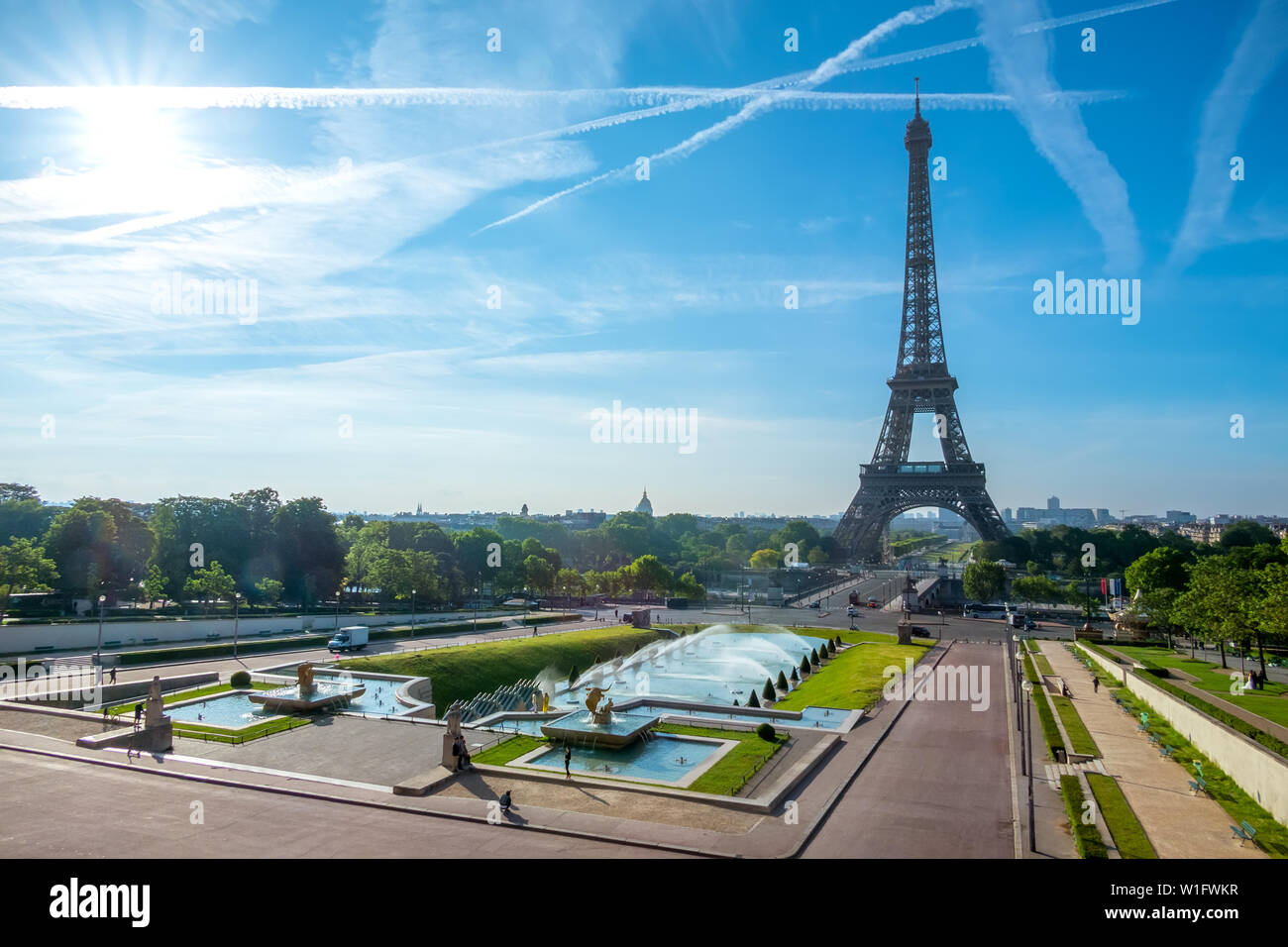 La Francia. Parigi. Giorno. La Torre Eiffel e i giardini Trocadero. Cielo blu e nuvole Foto Stock