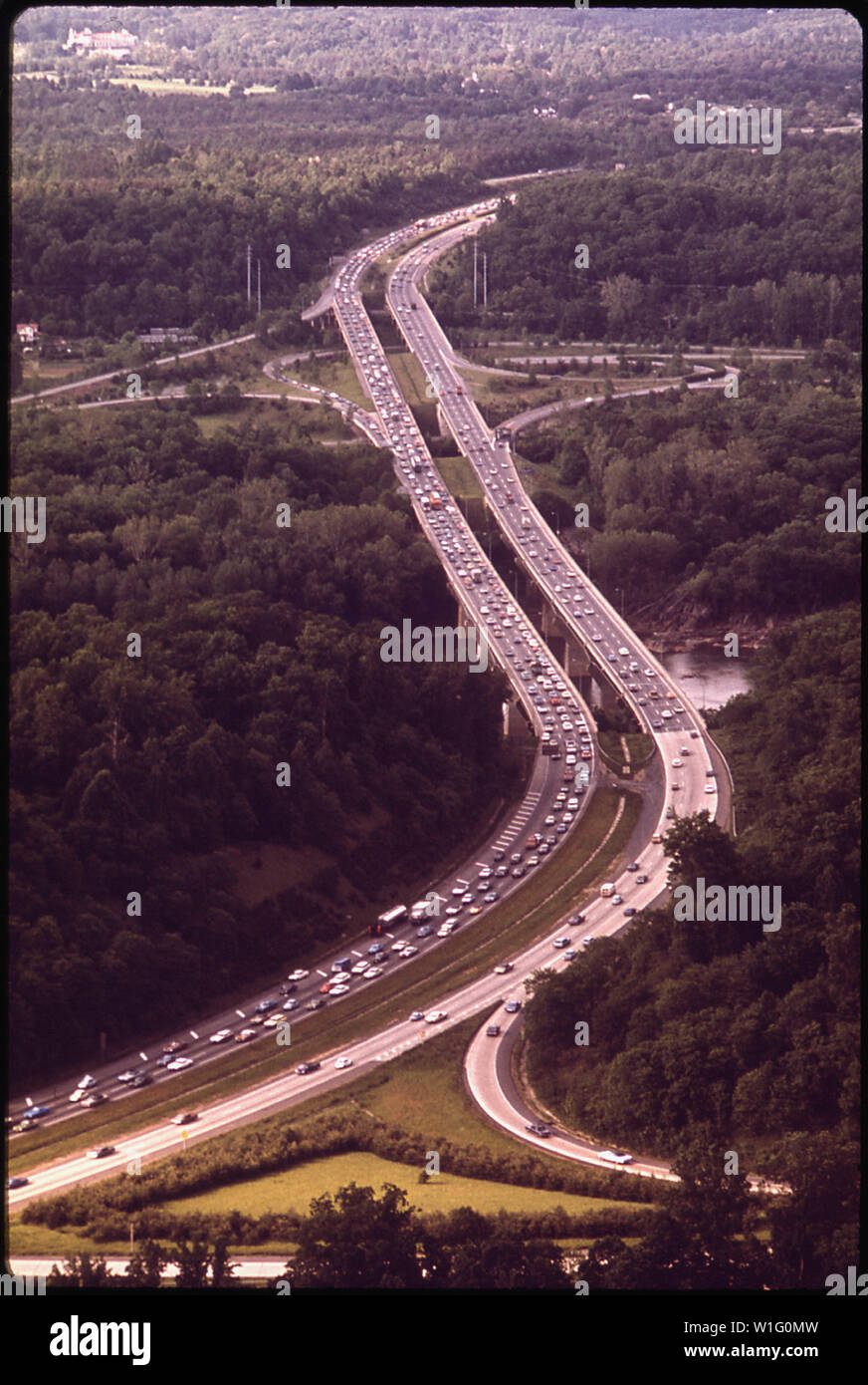 Guardando a Sud dalla circonvallazione ponte sopra il fiume Potomac Capital Beltway, cerchiare la Virginia-MARYLAND sobborghi fornisce un accesso ad alta velocità AI PUNTI NEL QUARTIERE Foto Stock