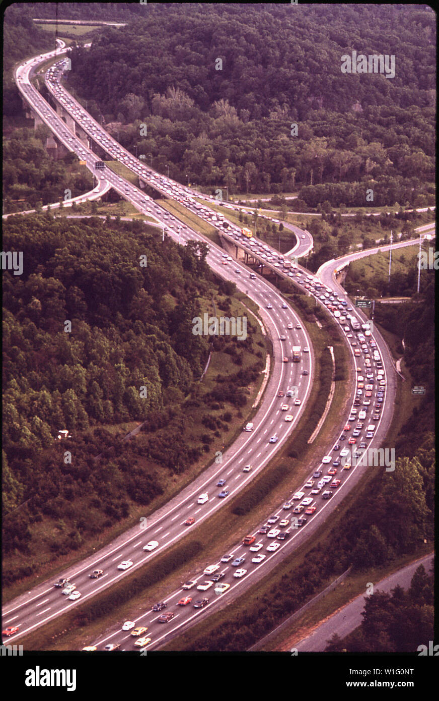 Guardando a Sud dalla tangenziale di ponte sul Potomac. CAPITAL BELTWAY CERCHI IL VIRGINIA-MARYLAND sobborghi e fornisce accesso ad alta velocità AI PUNTI NEL QUARTIERE Foto Stock